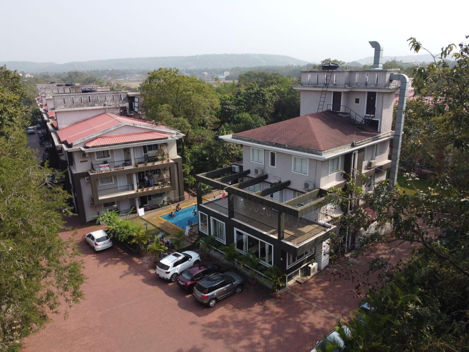 Four-Bedroom Apartment with Pool View photo 2