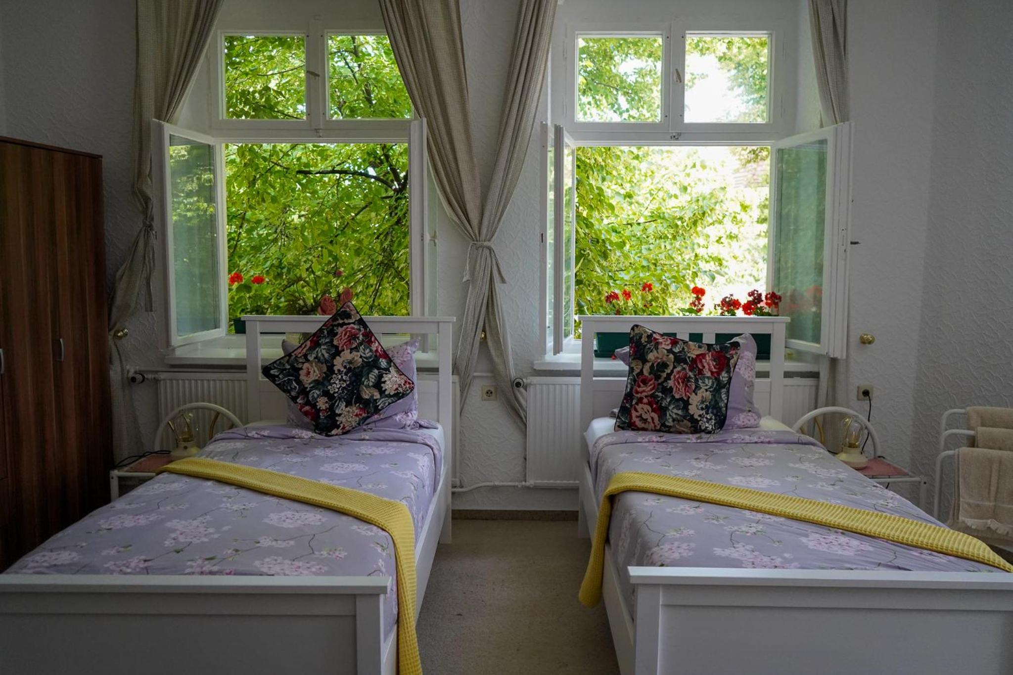 Large Twin Room - Photo 1