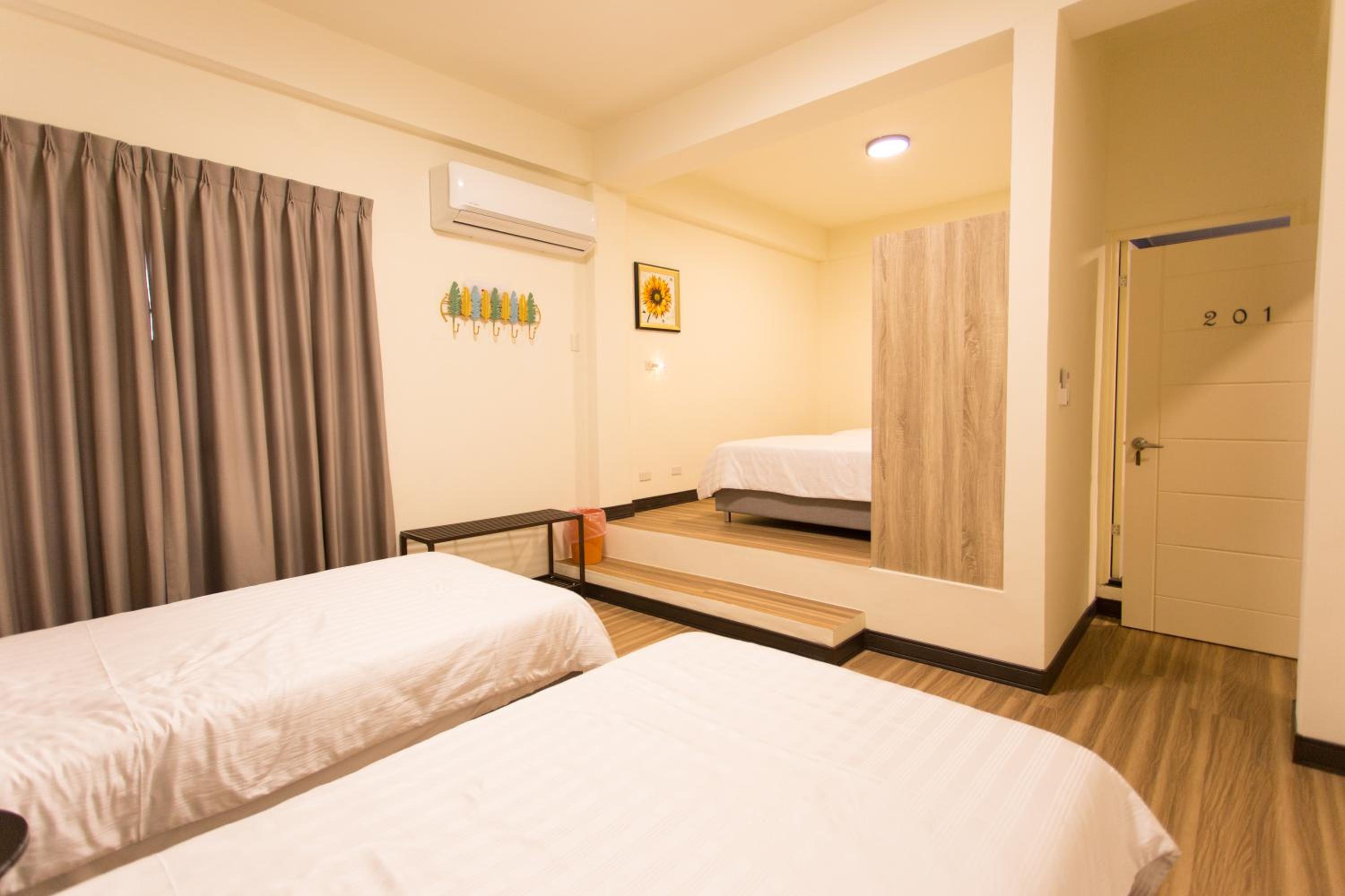Quadruple Room with Private Bathroom photo 3