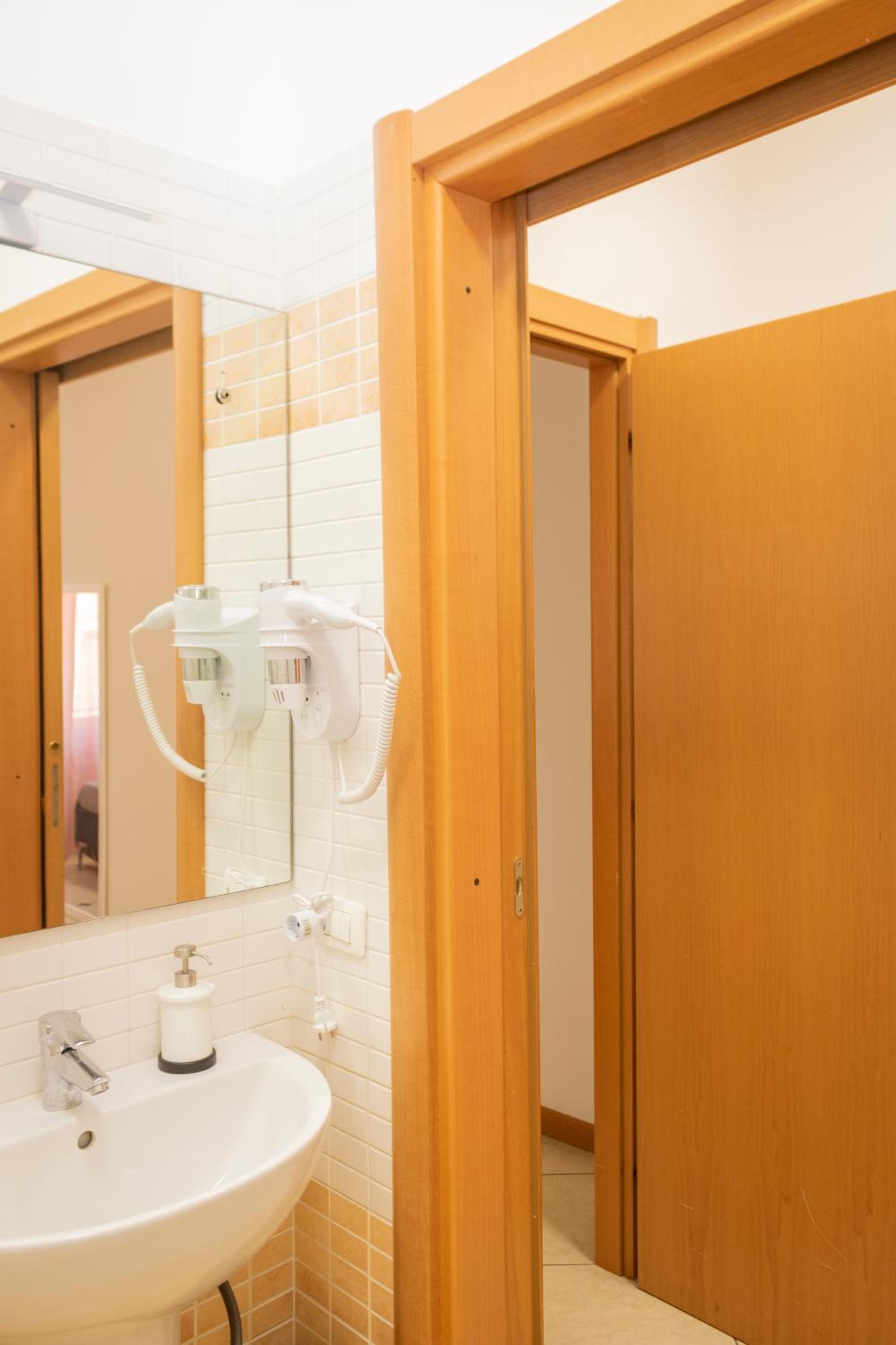 Double Room with Private Bathroom - Photo 10