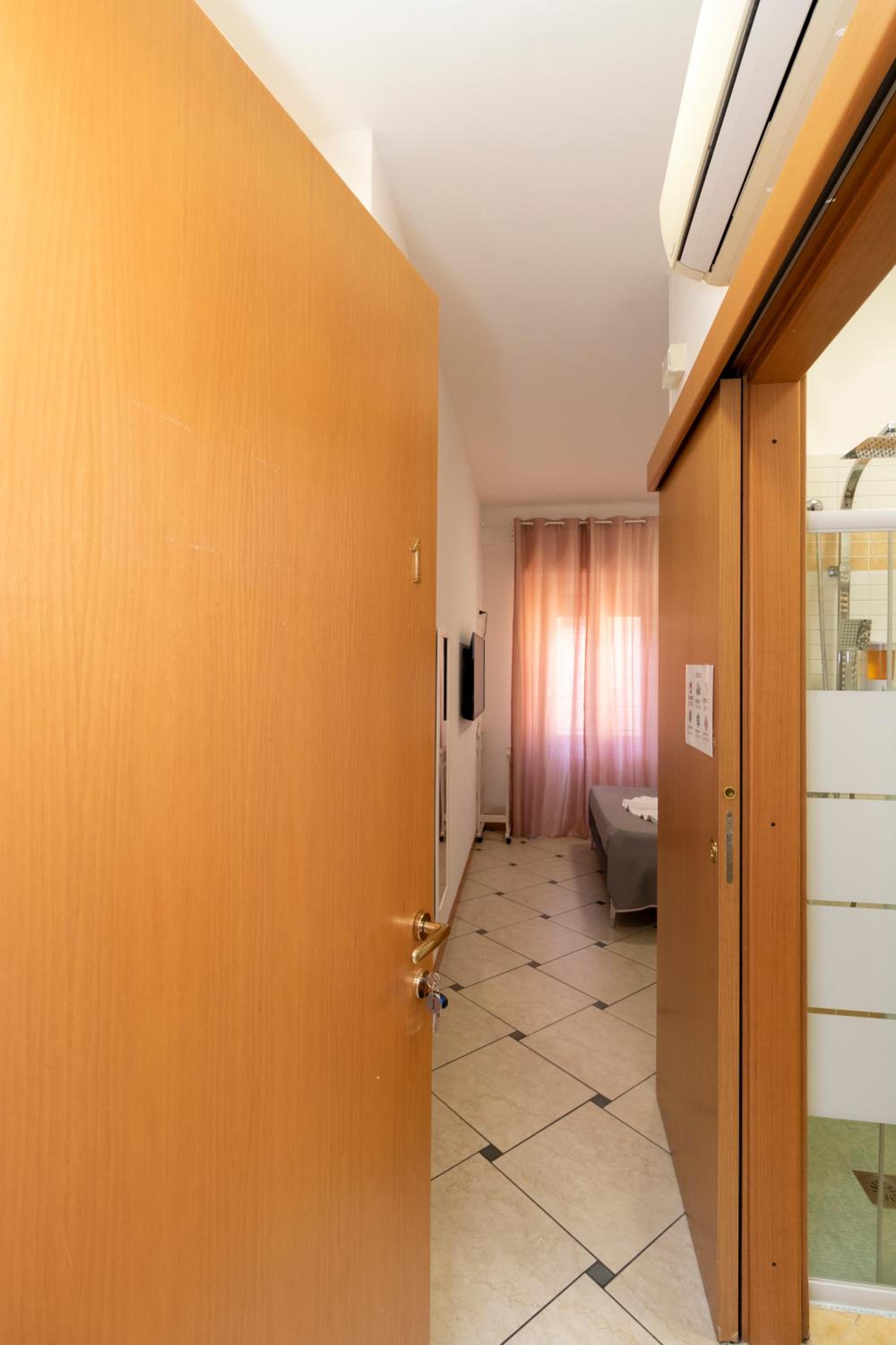 Double Room with Private Bathroom - Photo 3