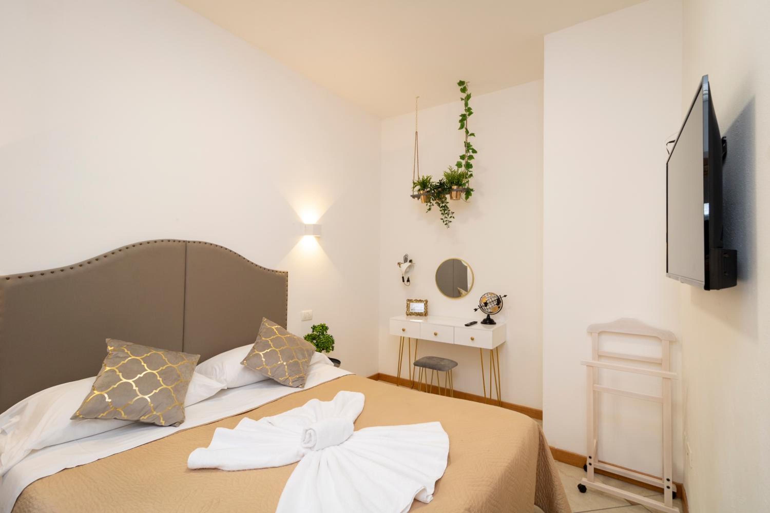 Quadruple Room with Bathroom - Photo 6