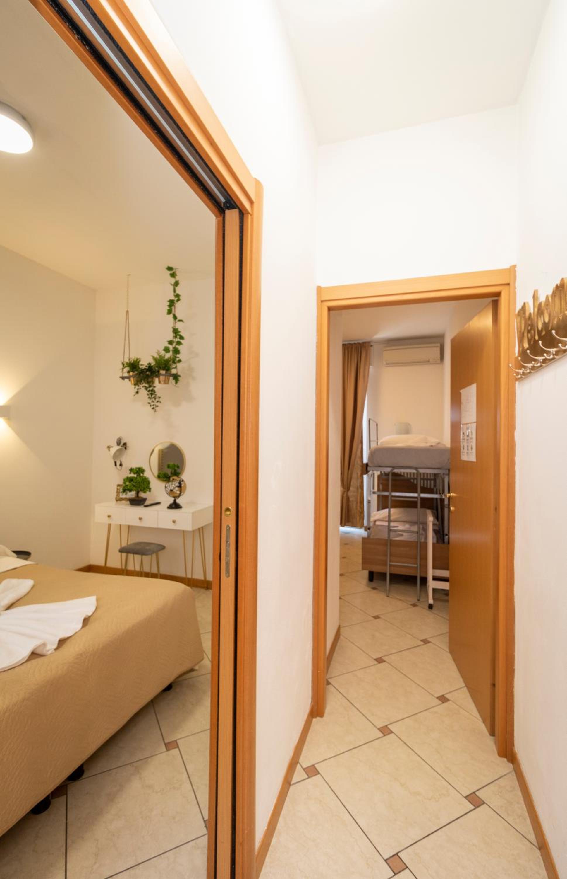 Quadruple Room with Bathroom - Photo 8
