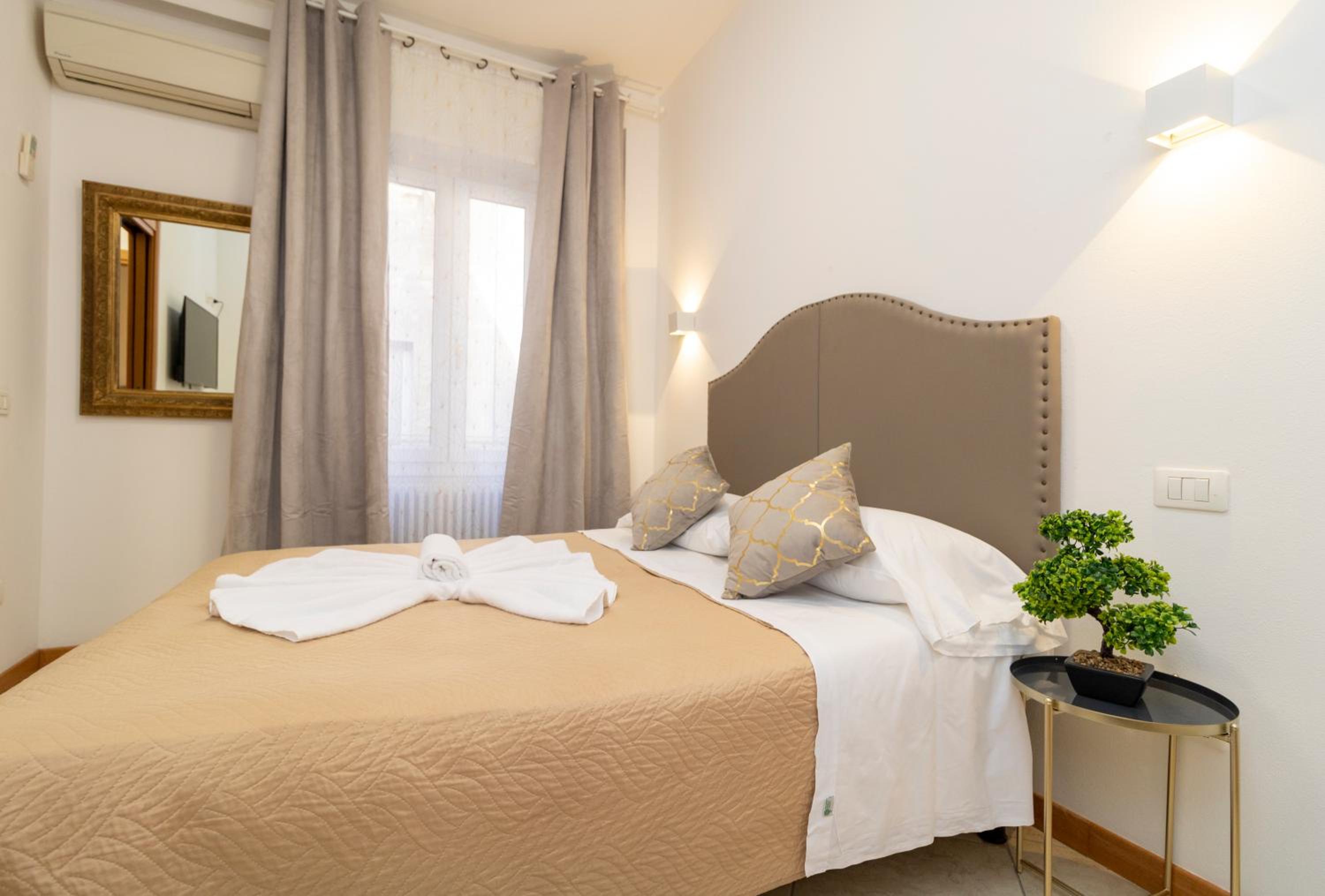 Quadruple Room with Bathroom - Photo 9