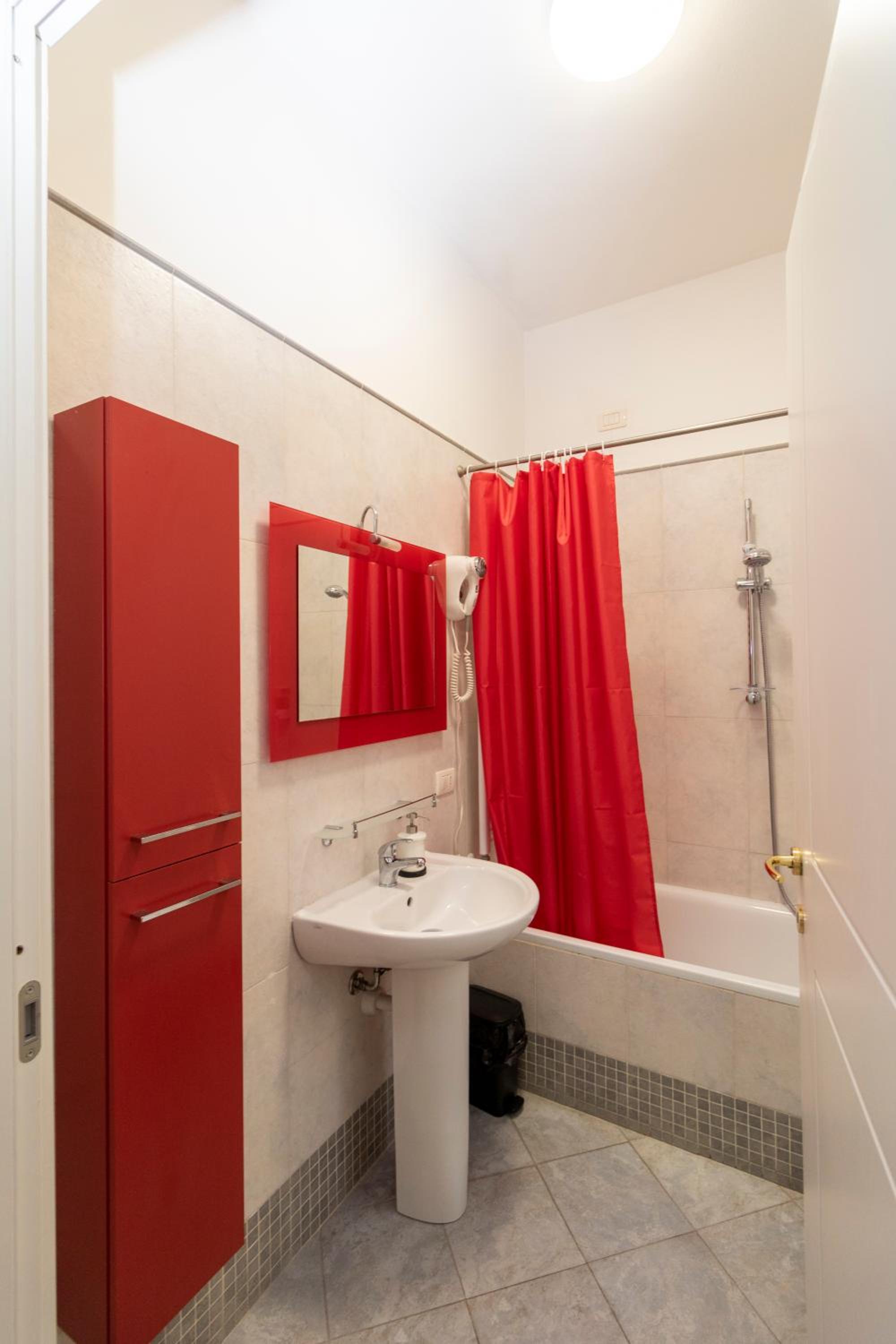 Quadruple Room with Private Bathroom - Photo 18
