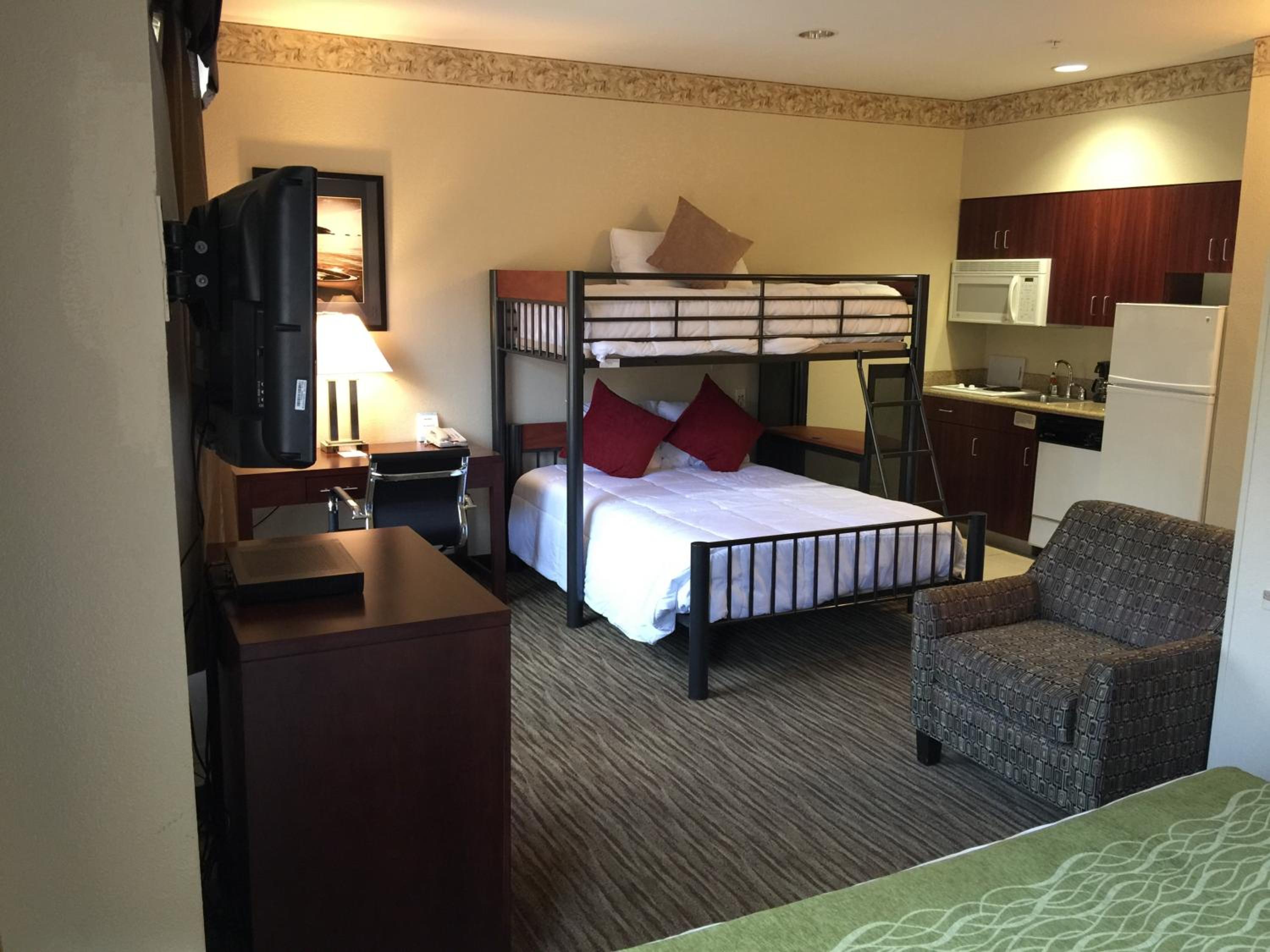 Family Suite with Bunk Bed - Non-Smoking - Photo 4