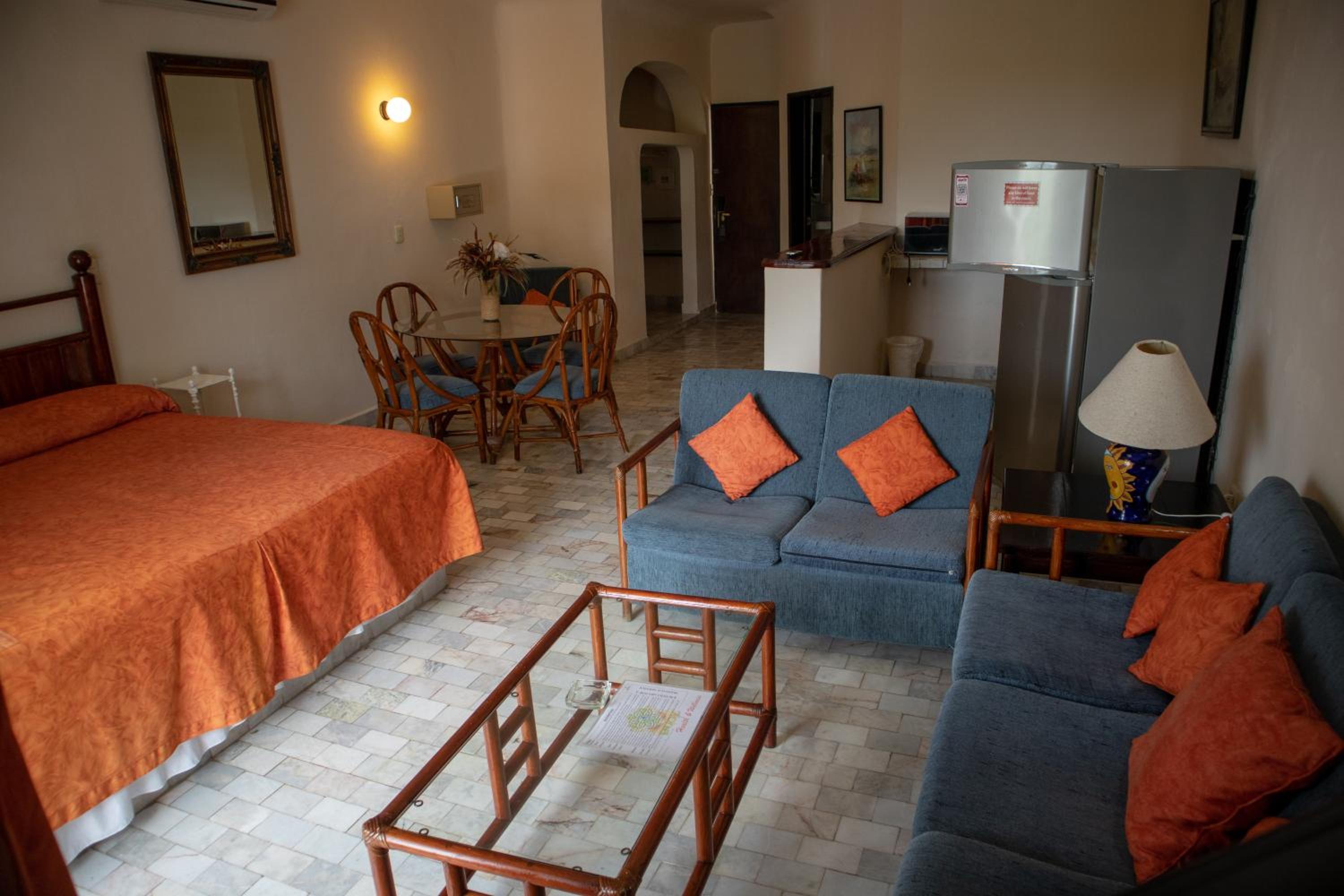 Deluxe Double Room with Bath - Photo 4