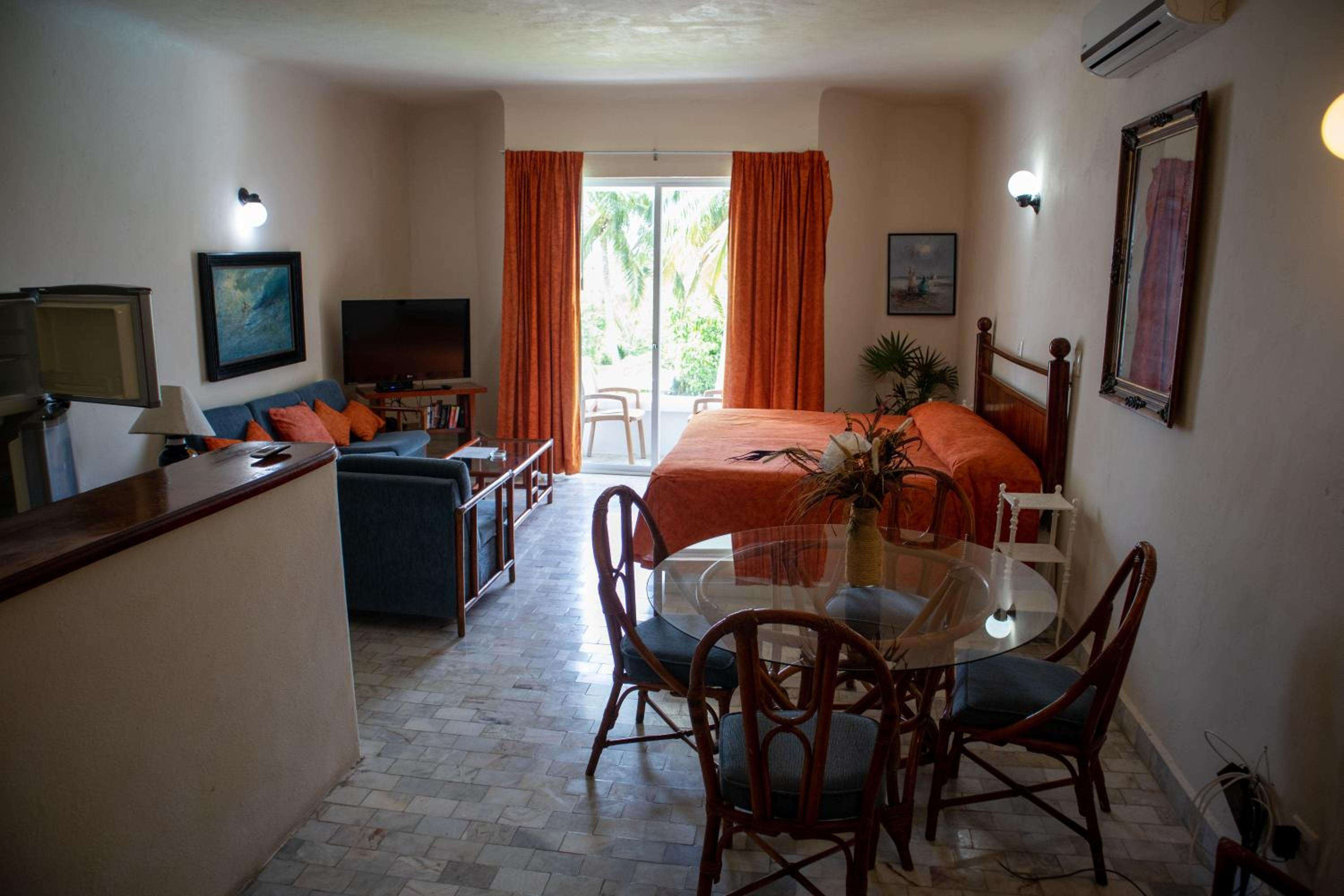 Deluxe Double Room with Bath - Photo 3