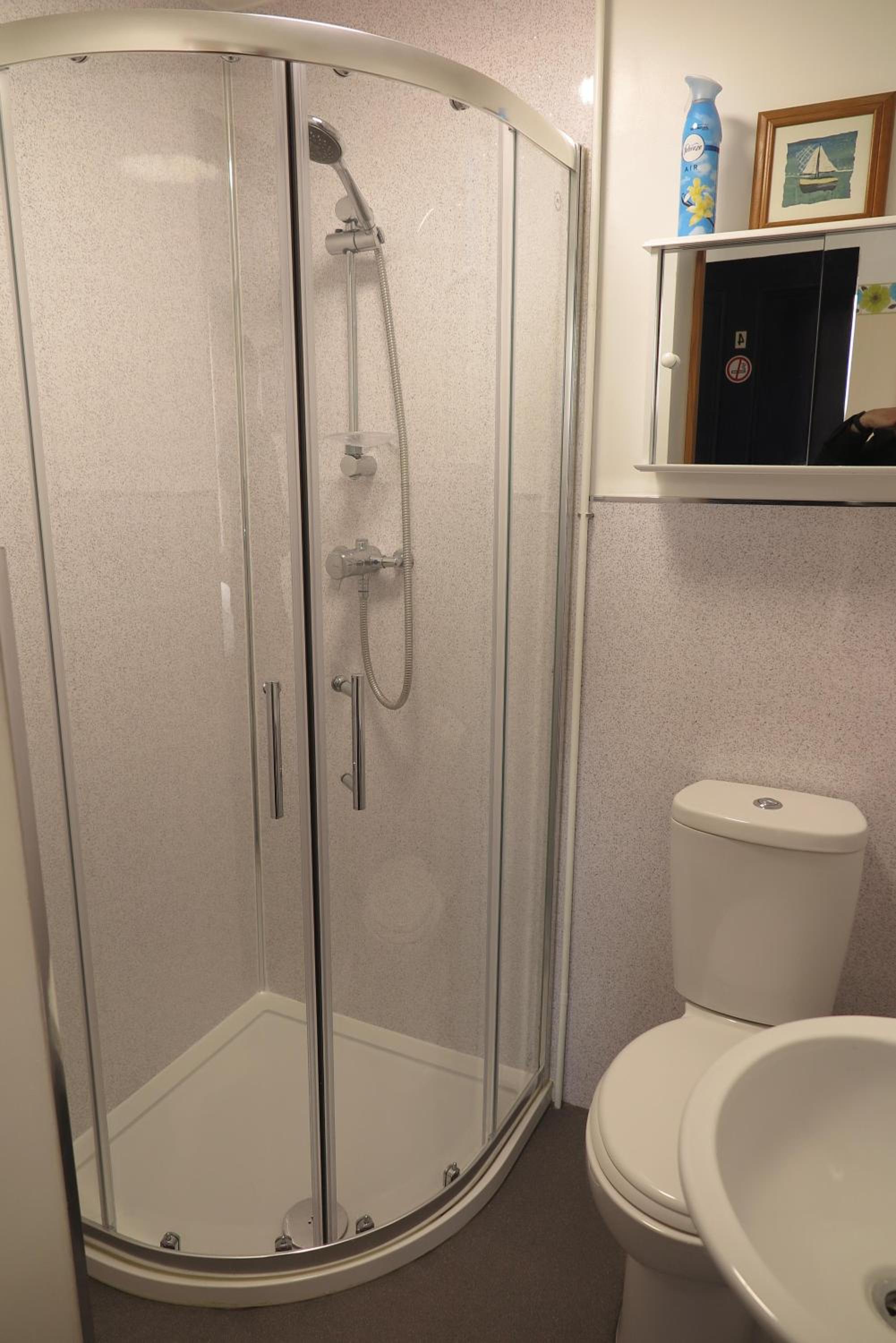 Twin Room with Private Bathroom photo 2