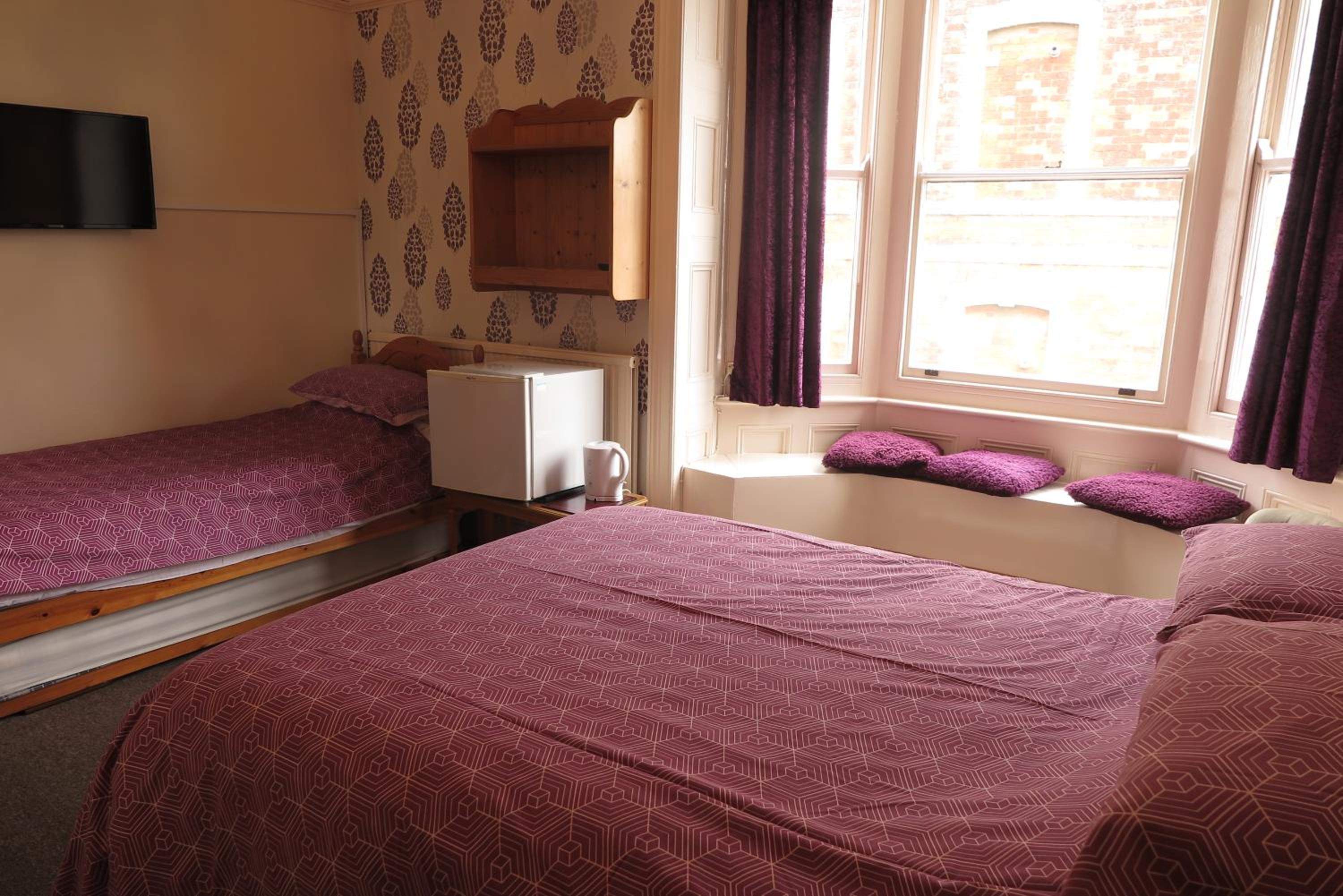 Double or Twin Room with Private Bathroom photo 2
