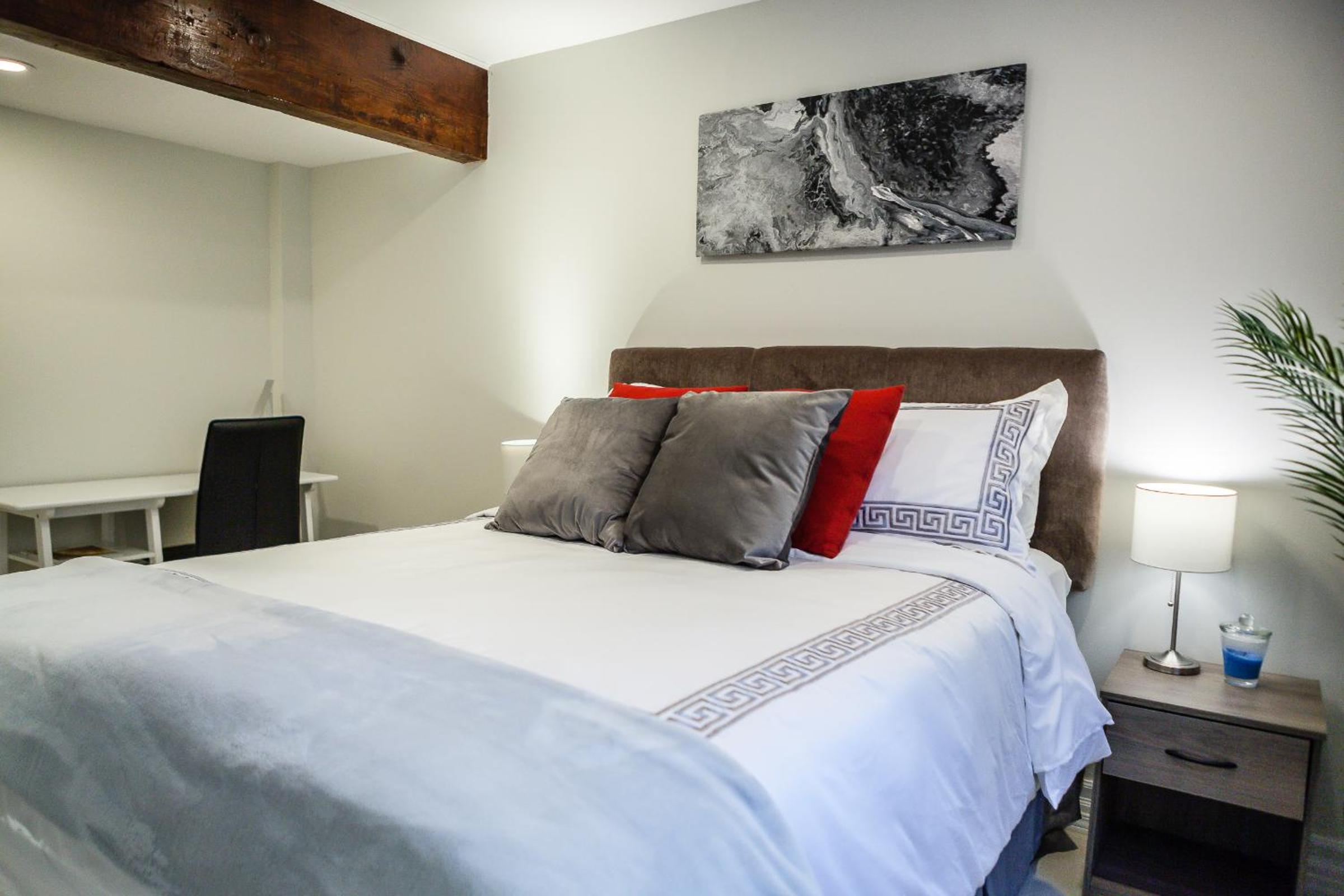Deluxe Queen Suite - Photo 43
