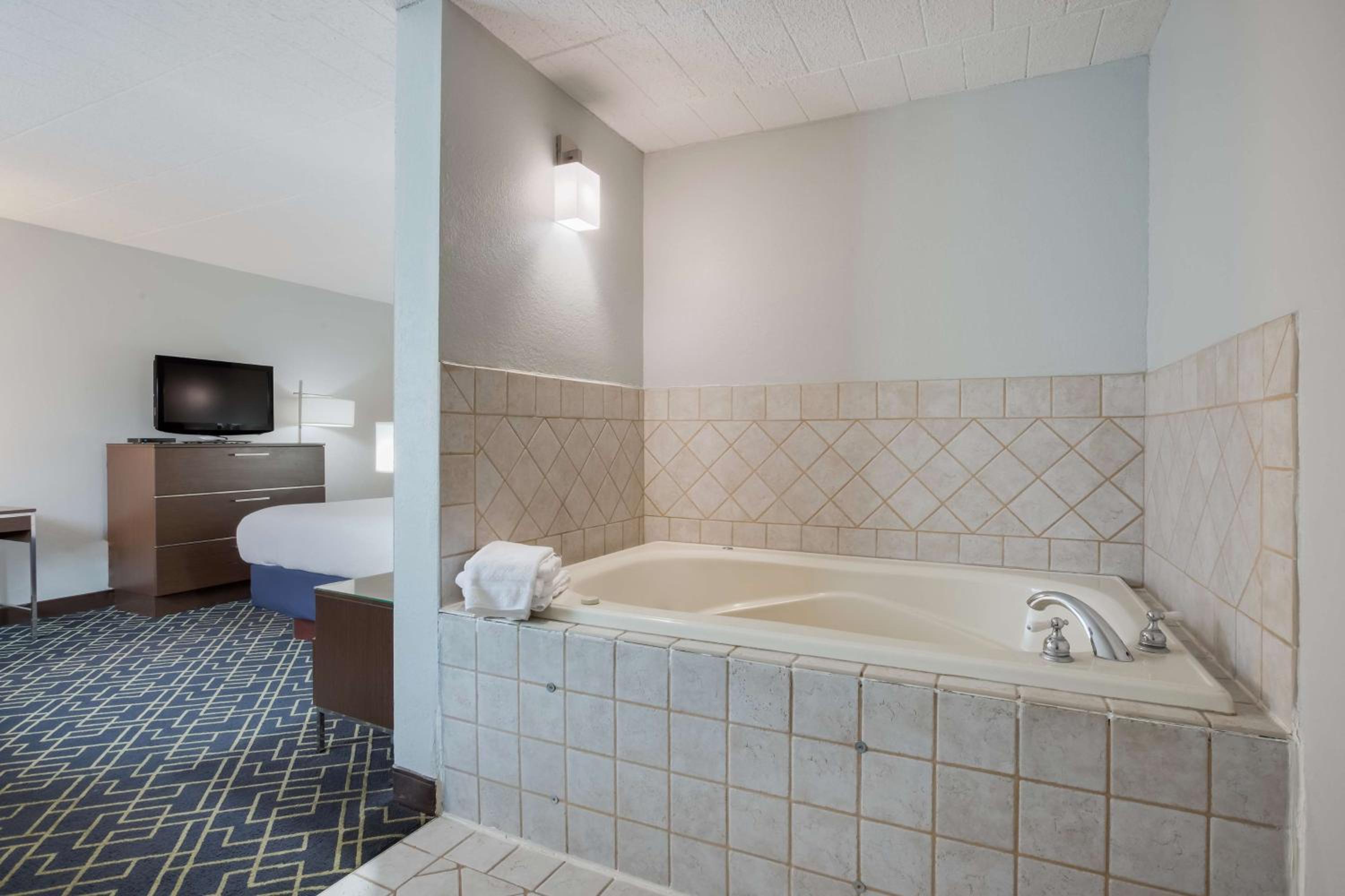 King Room with Hot Tub - Non-Smoking - Photo 4