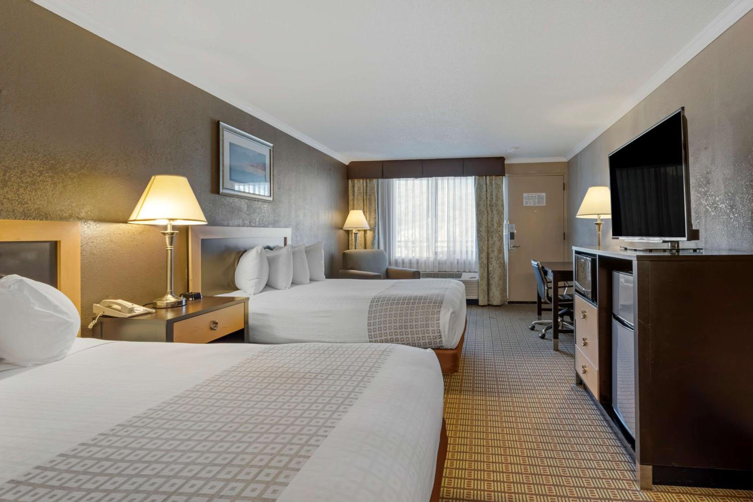 Queen Room with Two Queen Beds and Mountain View - Non-Smoking photo 2