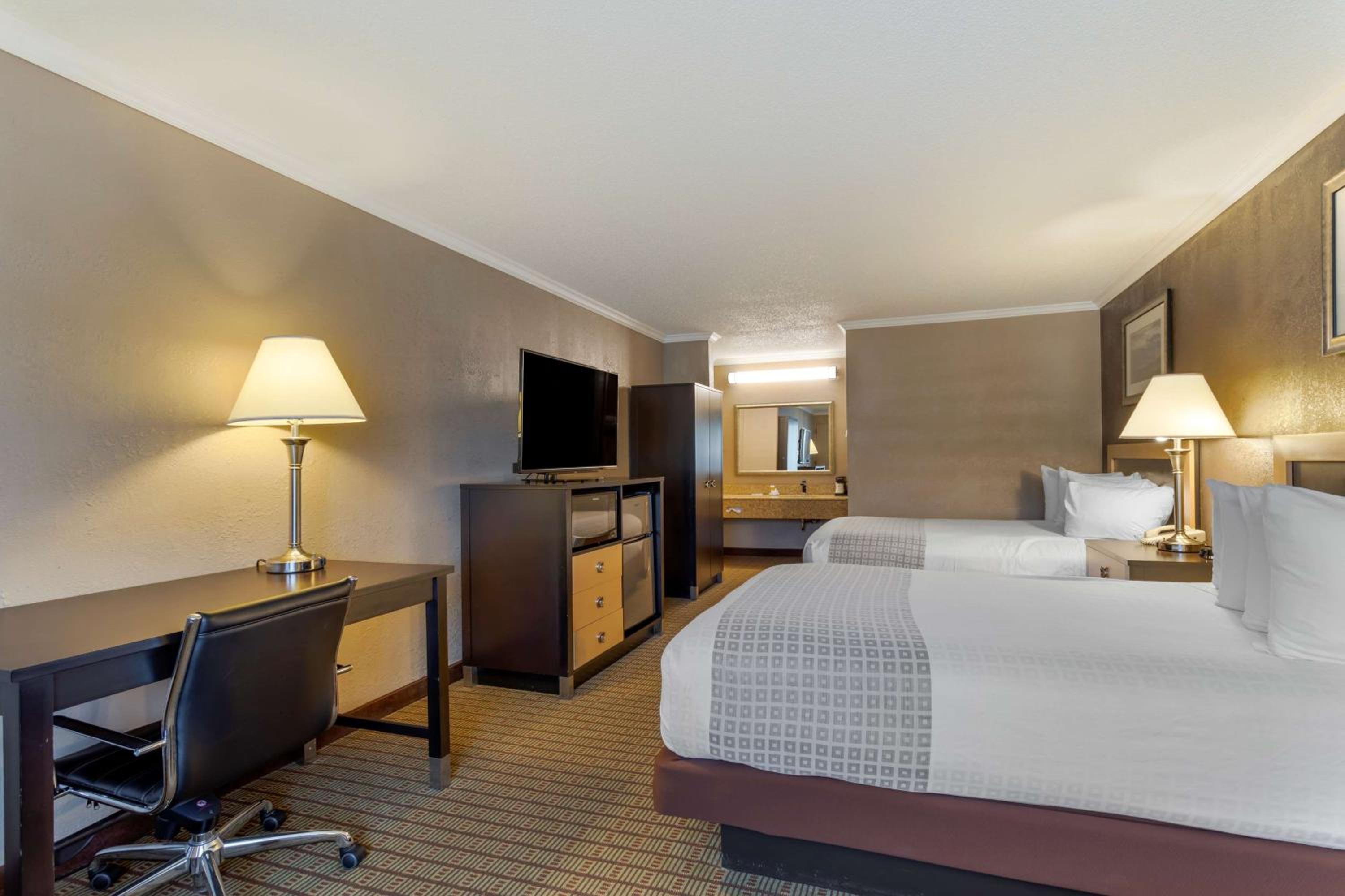 Queen Room with Two Queen Beds and Mountain View - Non-Smoking photo 3