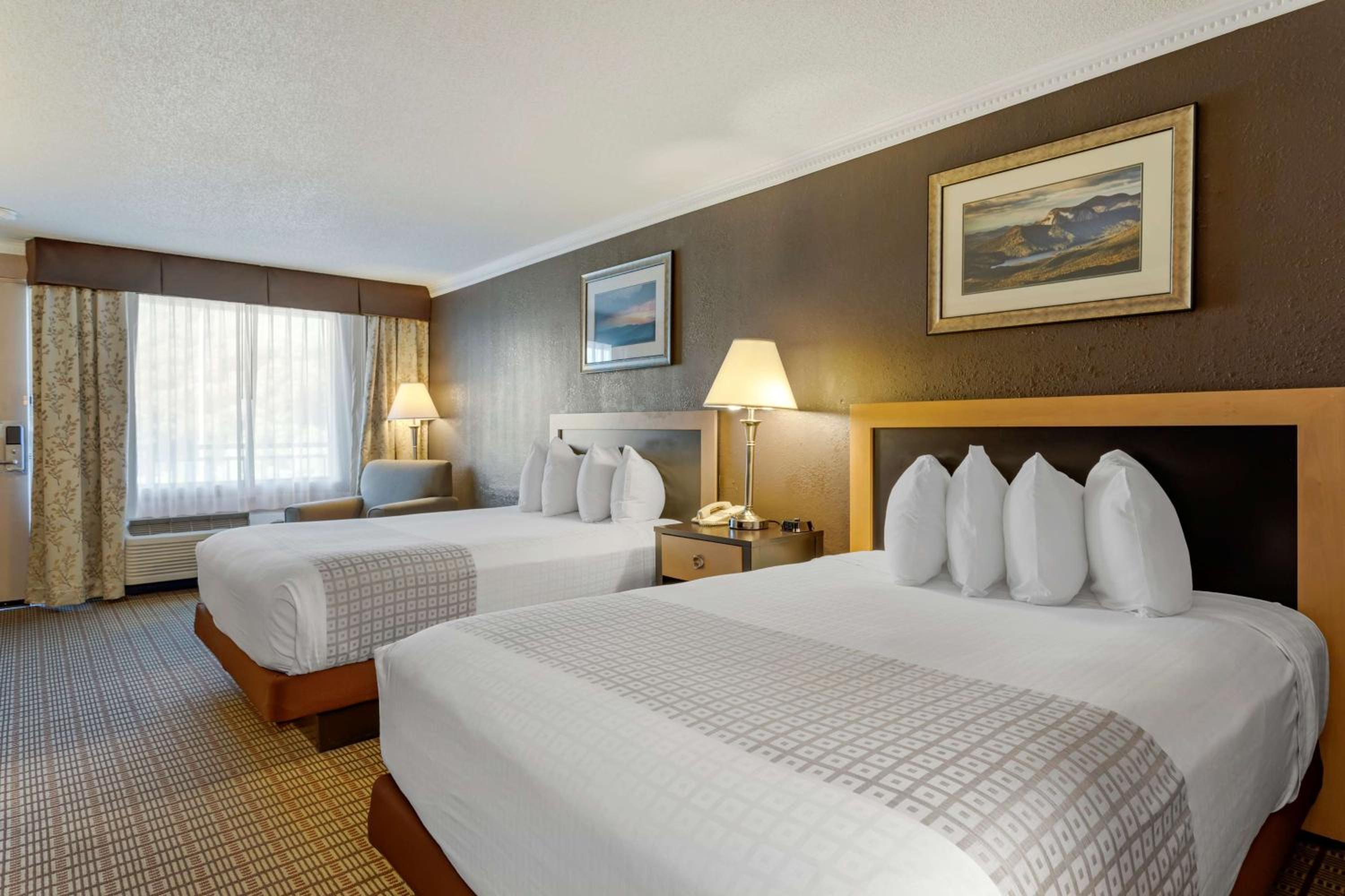 Queen Room with Two Queen Beds - Non-Smoking photo 2
