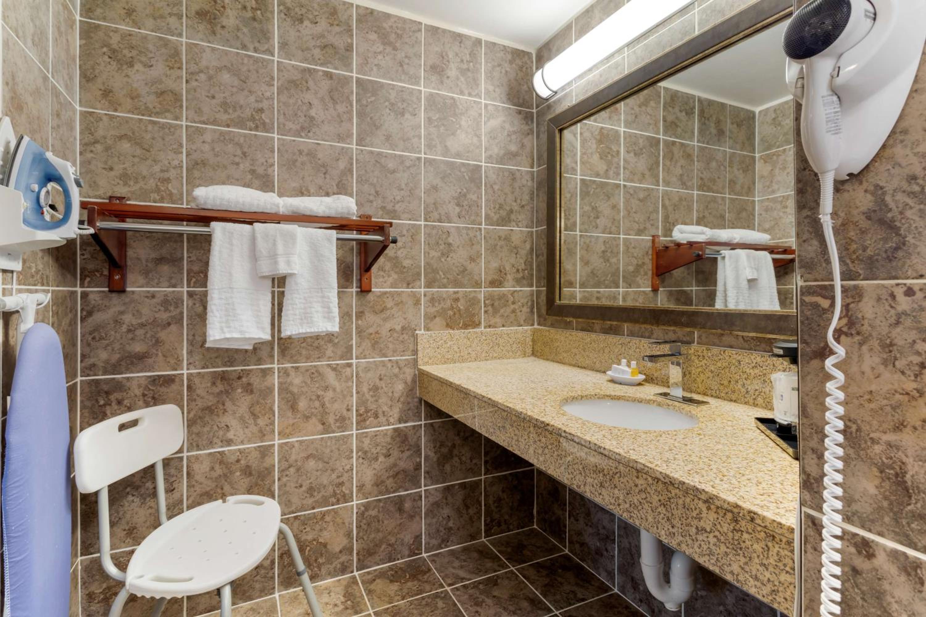 King Room with Bath Tub - Disability Access/Non-Smoking  photo 3