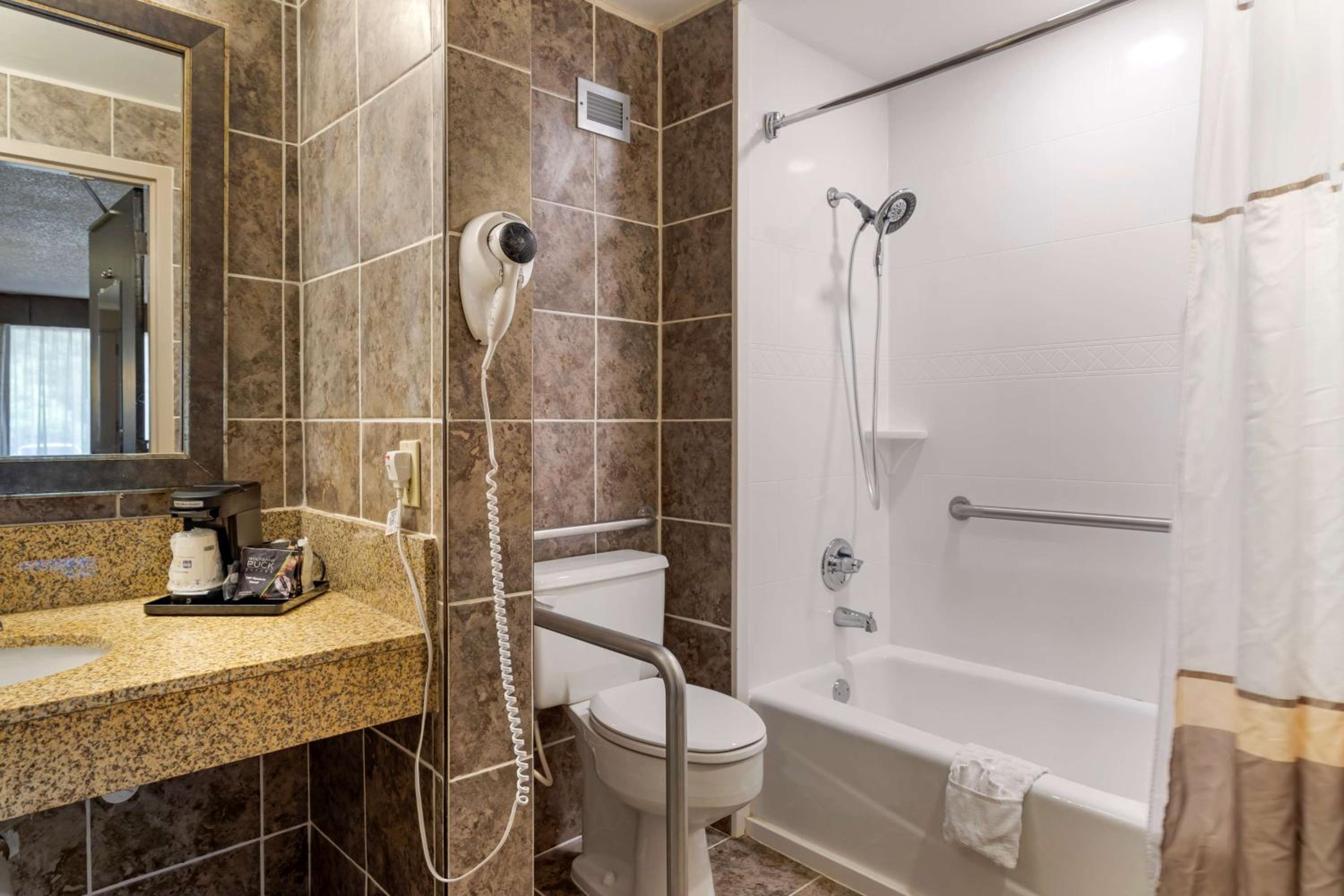 King Room with Bath Tub - Disability Access/Non-Smoking  photo 2