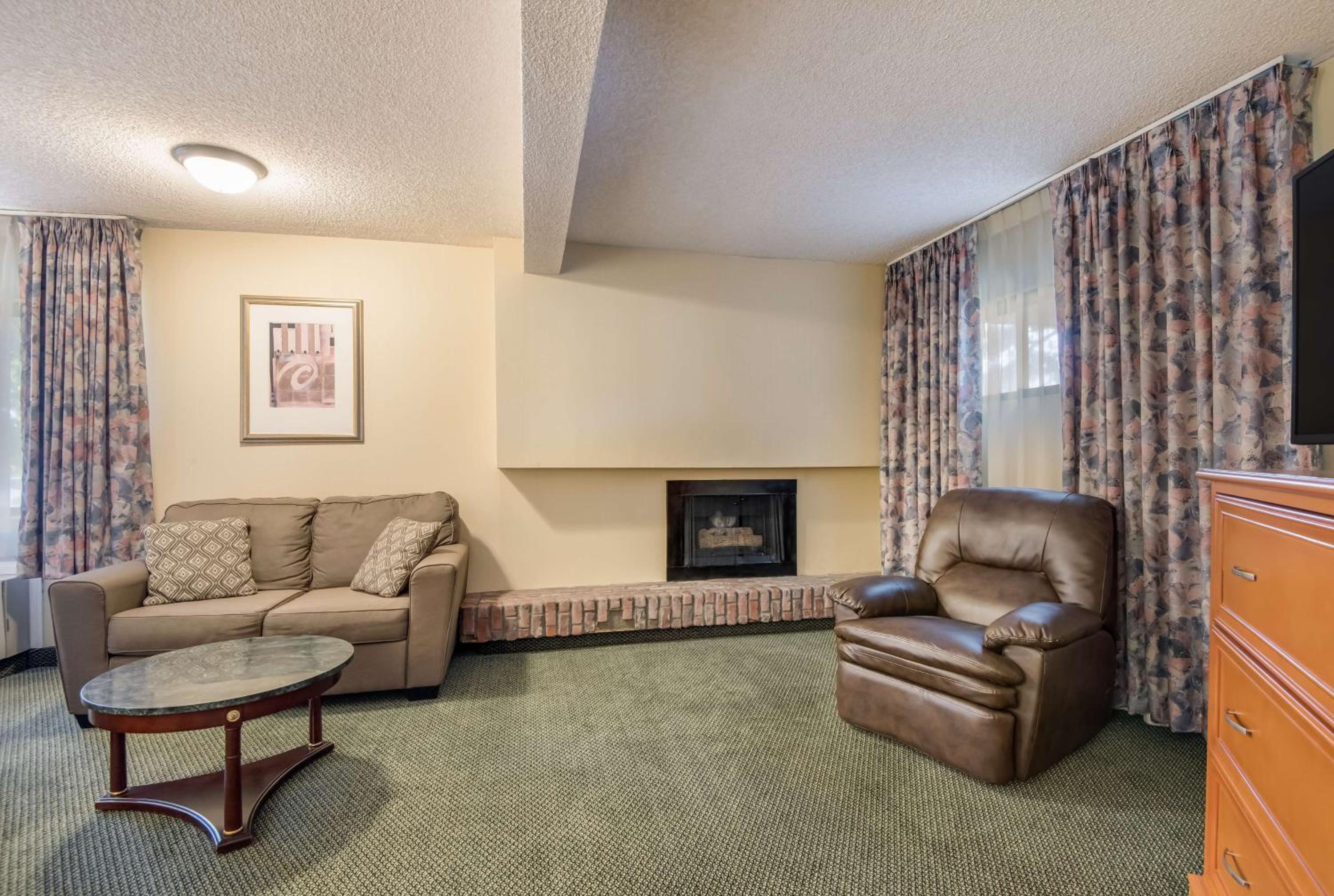 King Suite - Non-Smoking - Photo 1