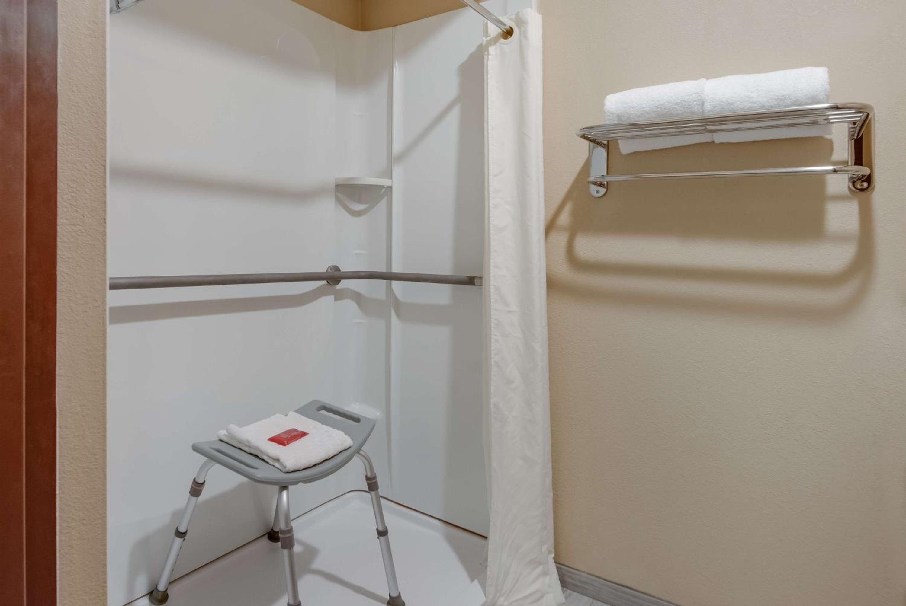 Queen Room with Two Queen Beds - Disability Access - Non Smoking - Photo 2