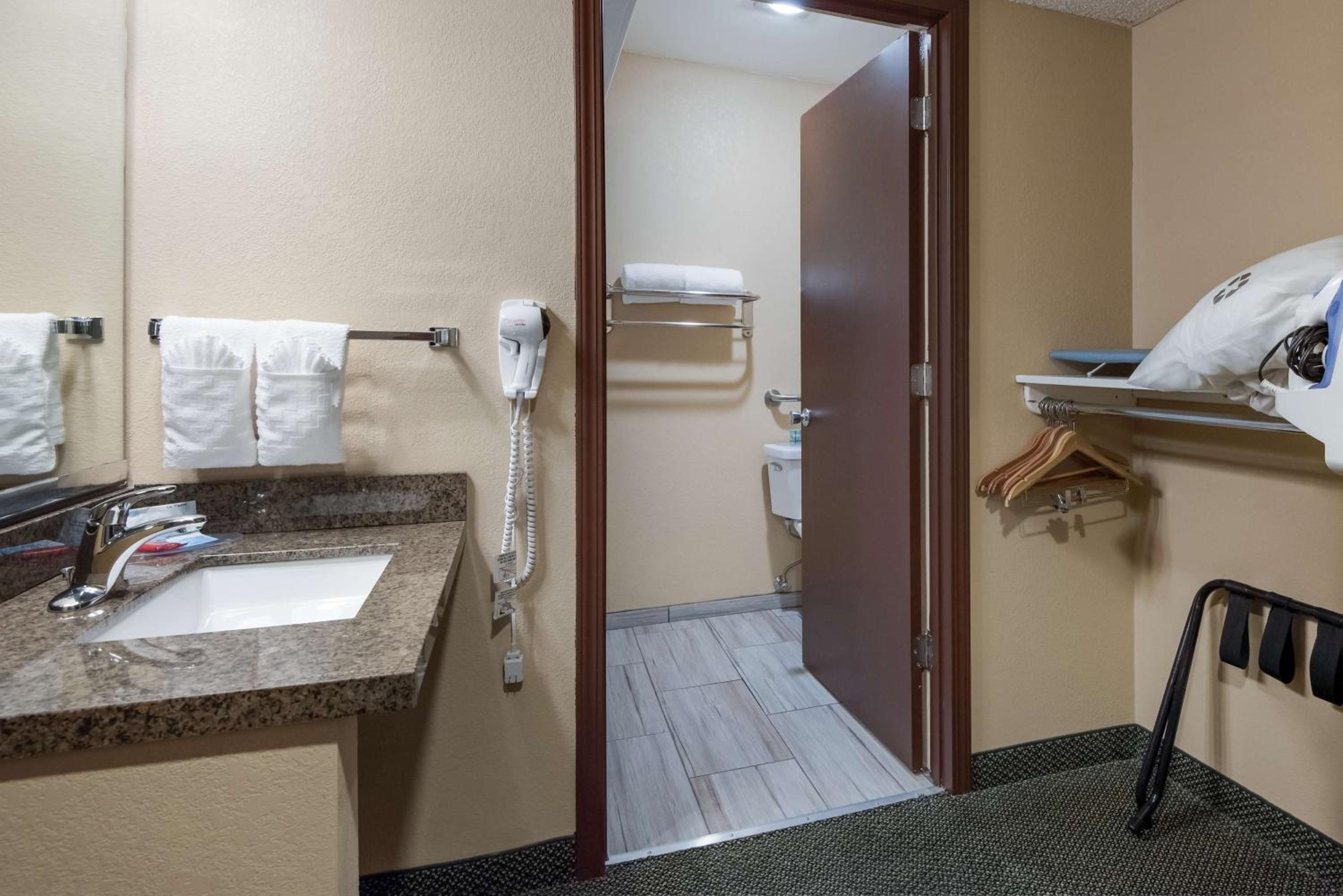King Room with Roll-in Shower - Disability Access/Non-Smoking - Photo 3