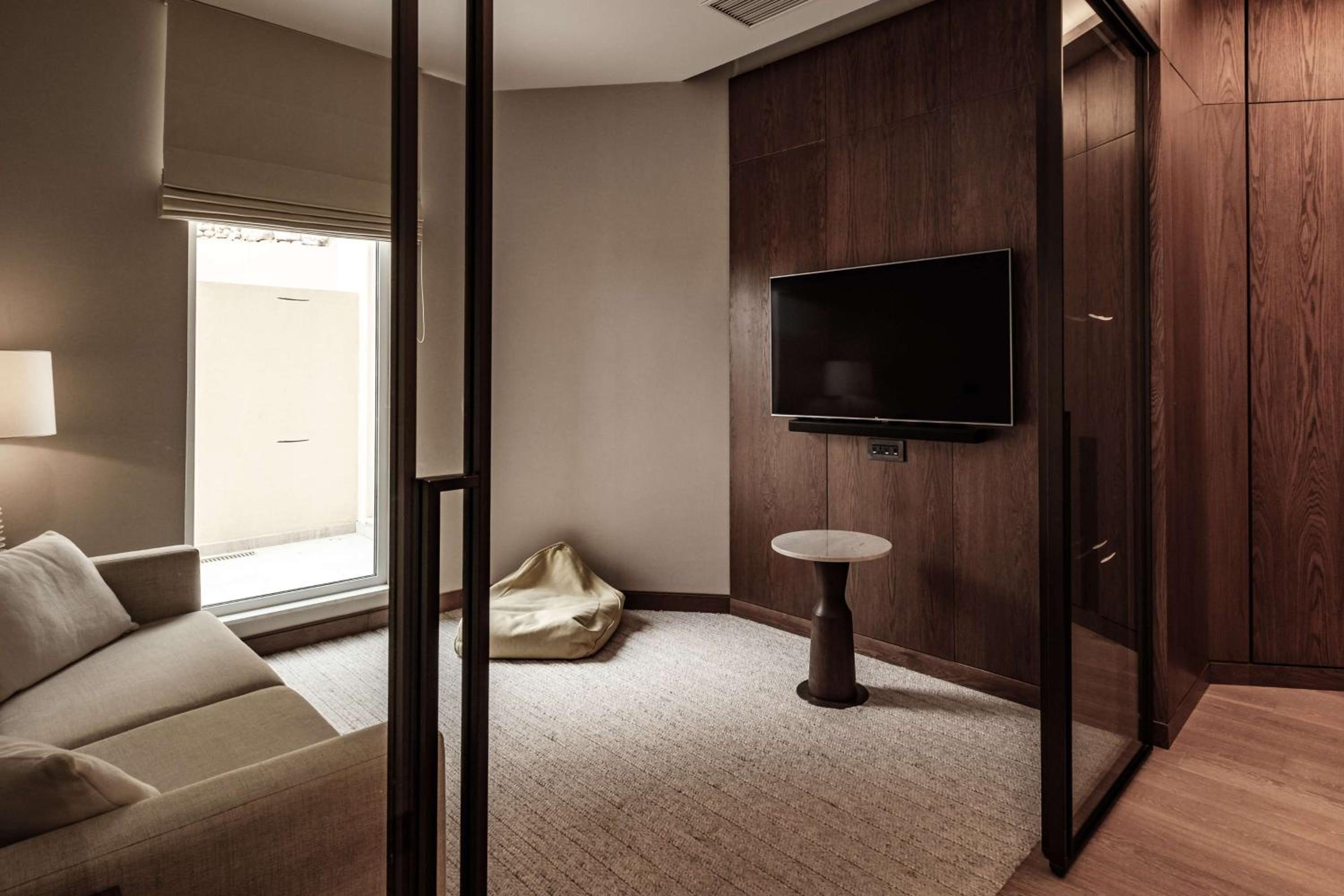 Two-Bedroom Suite with Country View thumbnail 5