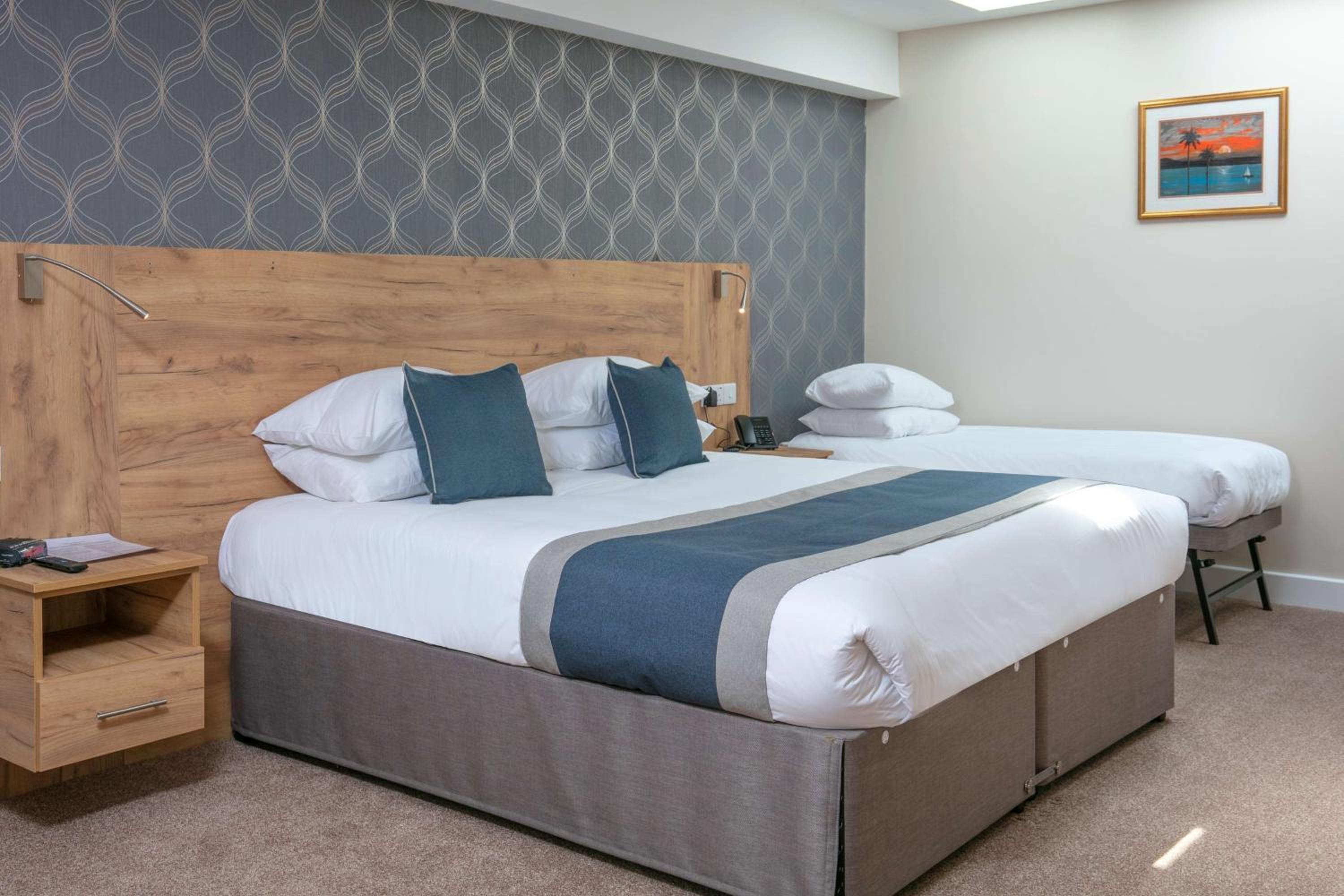 King and Two Single Beds Room with Walk-In Shower and Kitchenette - Disability Access/Non-Smoking photo 1