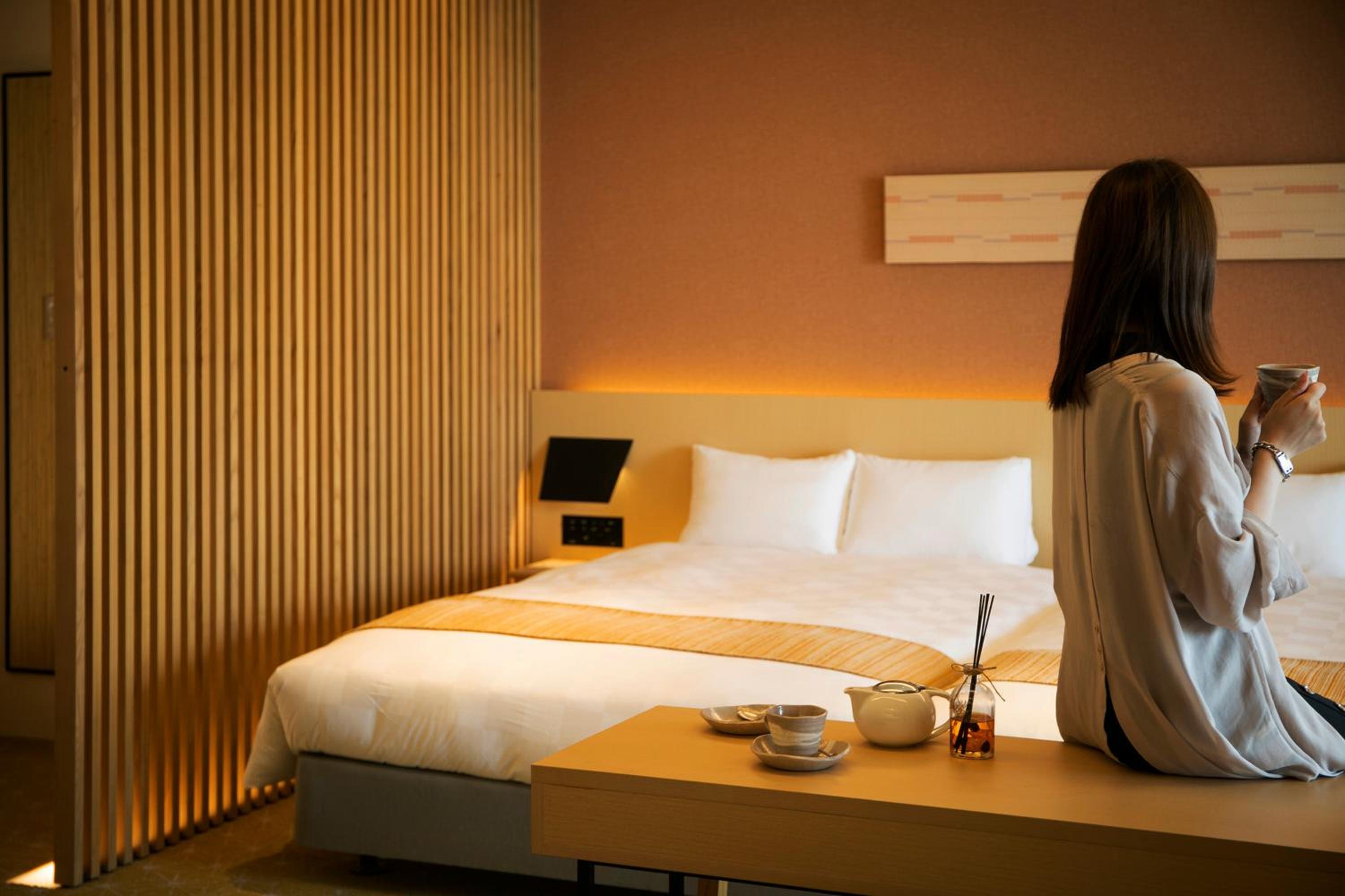Suite with City View thumbnail 6