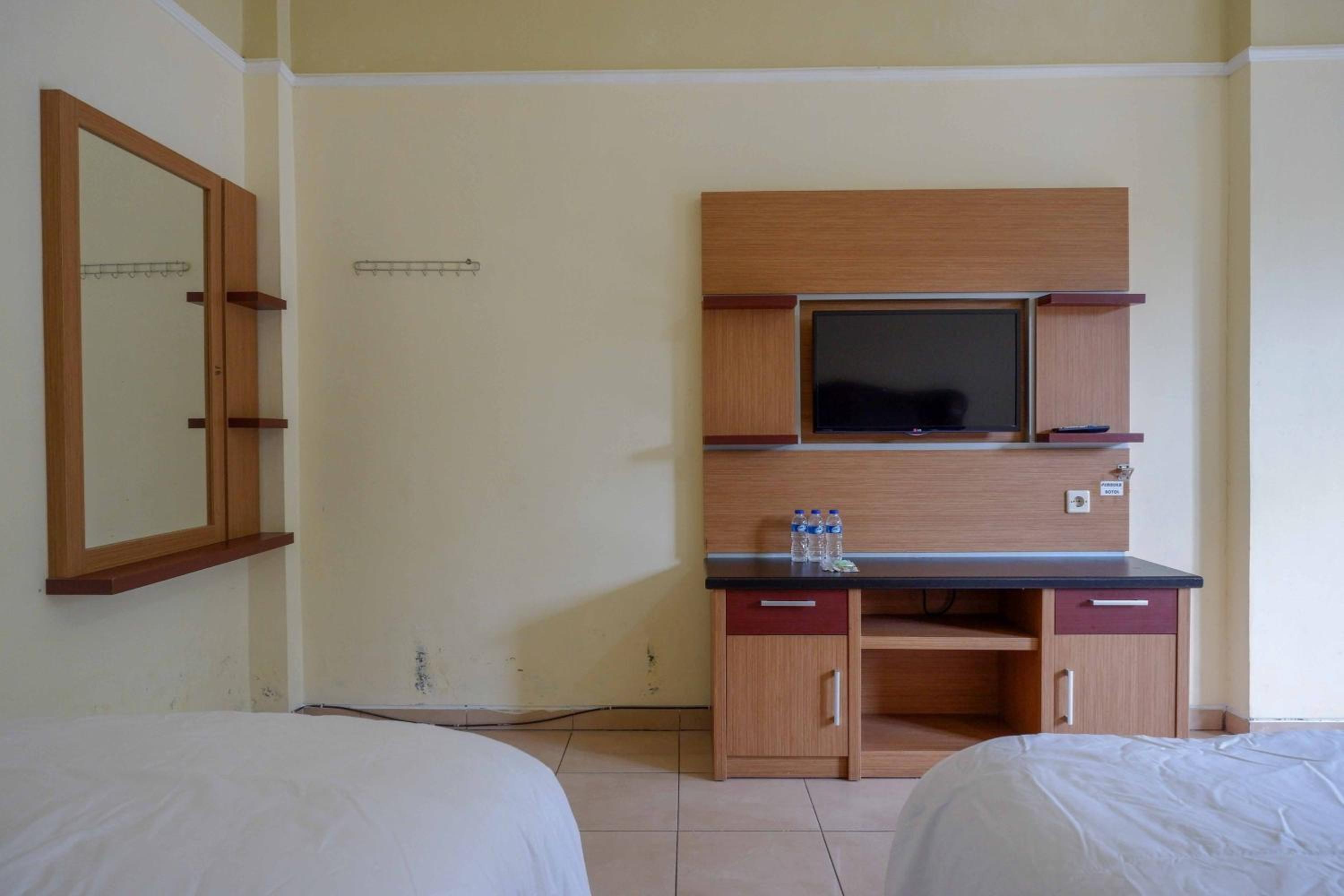 Family Room - Photo 16