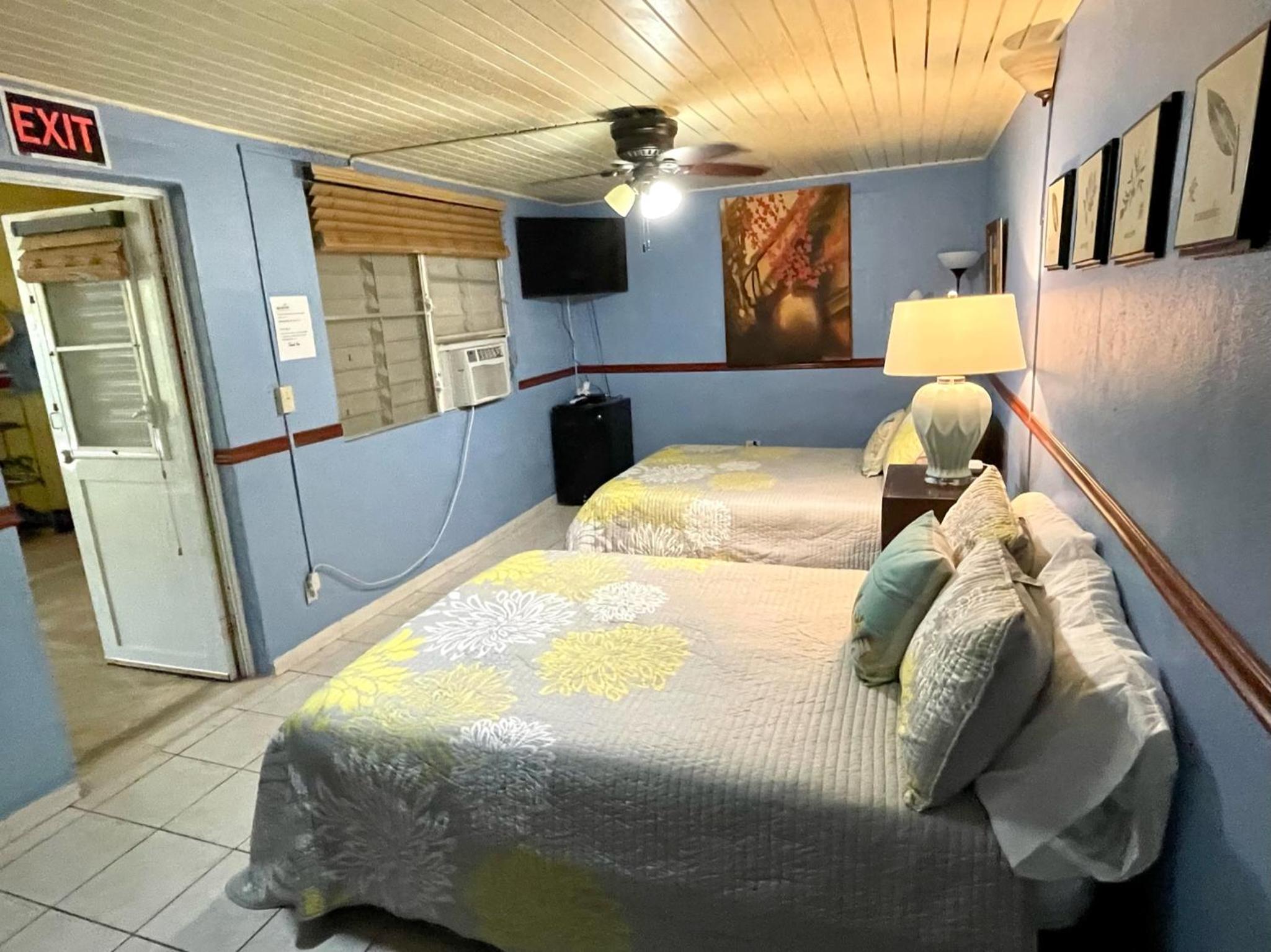 Serene Getaway - Deluxe Queen Room - 13+ photo 3