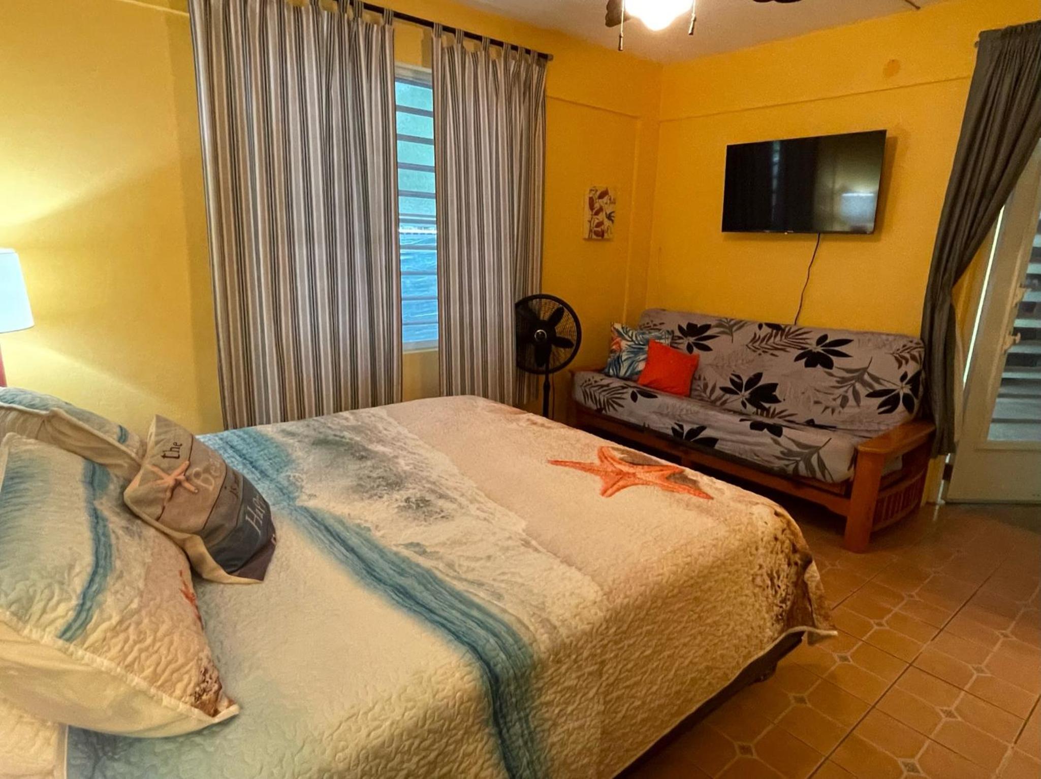 Tropical Getaway - Deluxe King with Futon - 13+ photo 3