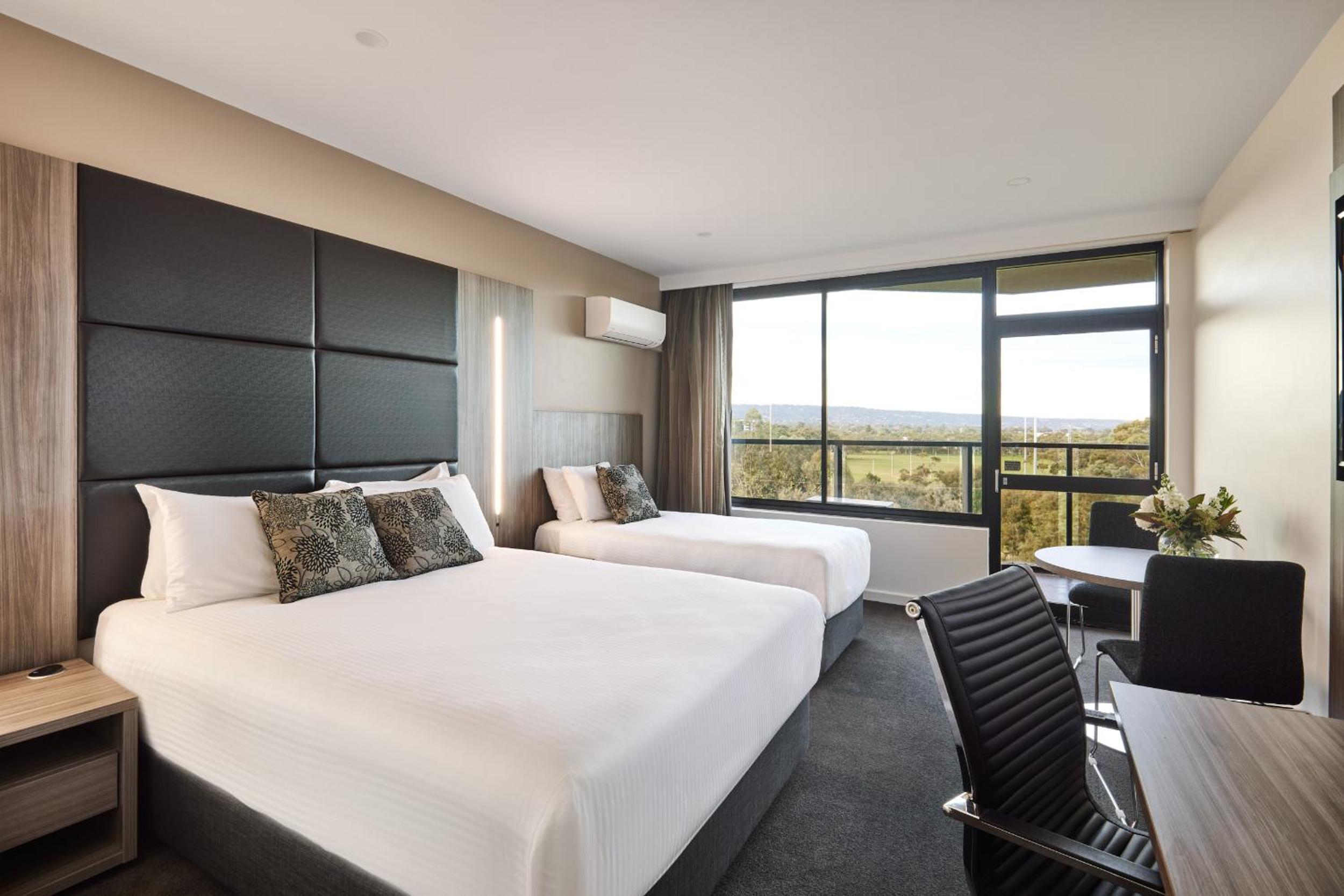 Superior Twin Room with Park View thumbnail 5