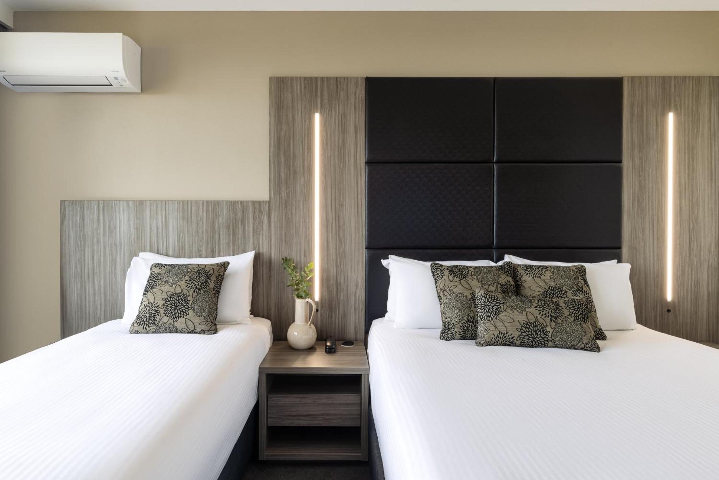 Superior Twin Room with Park View thumbnail 6