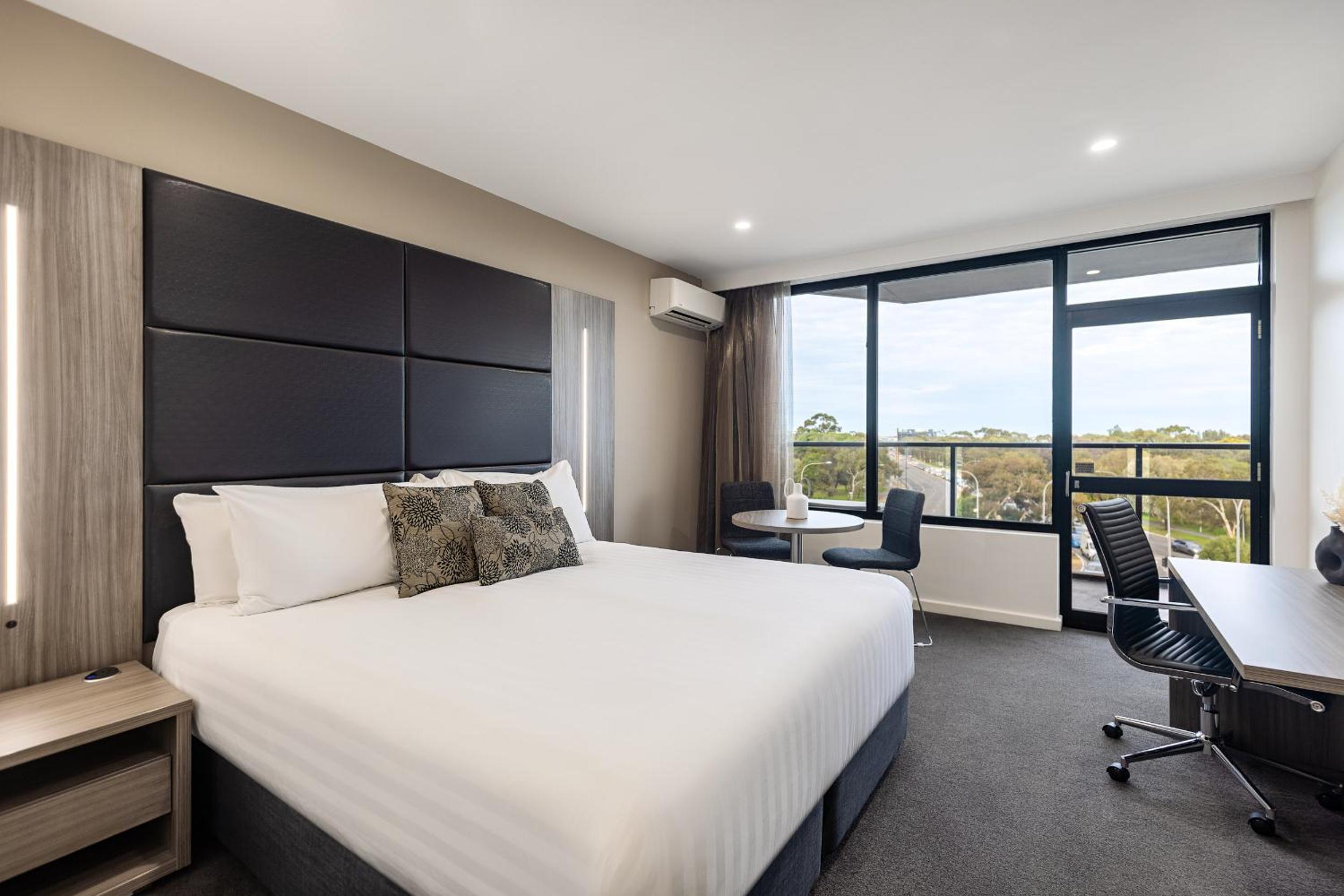 Standard King Room thumbnail 5