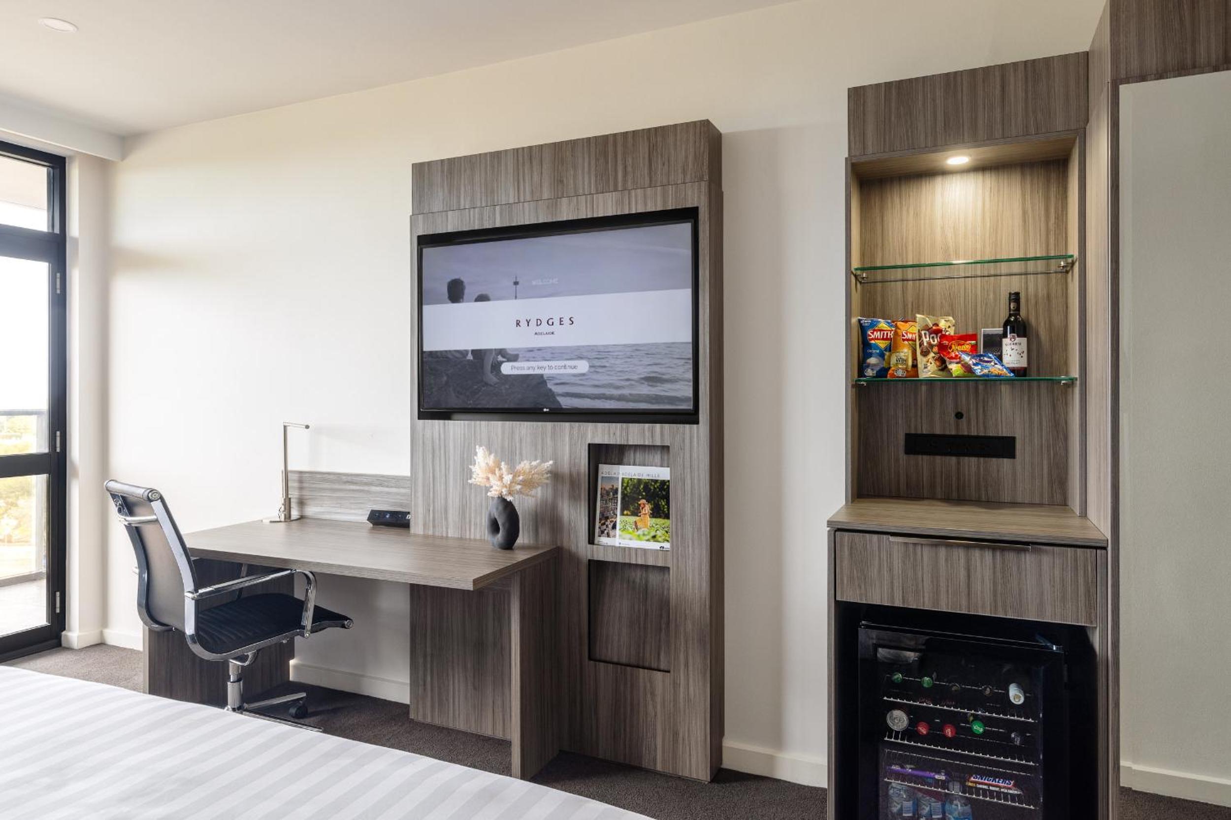 Standard King Room thumbnail 6