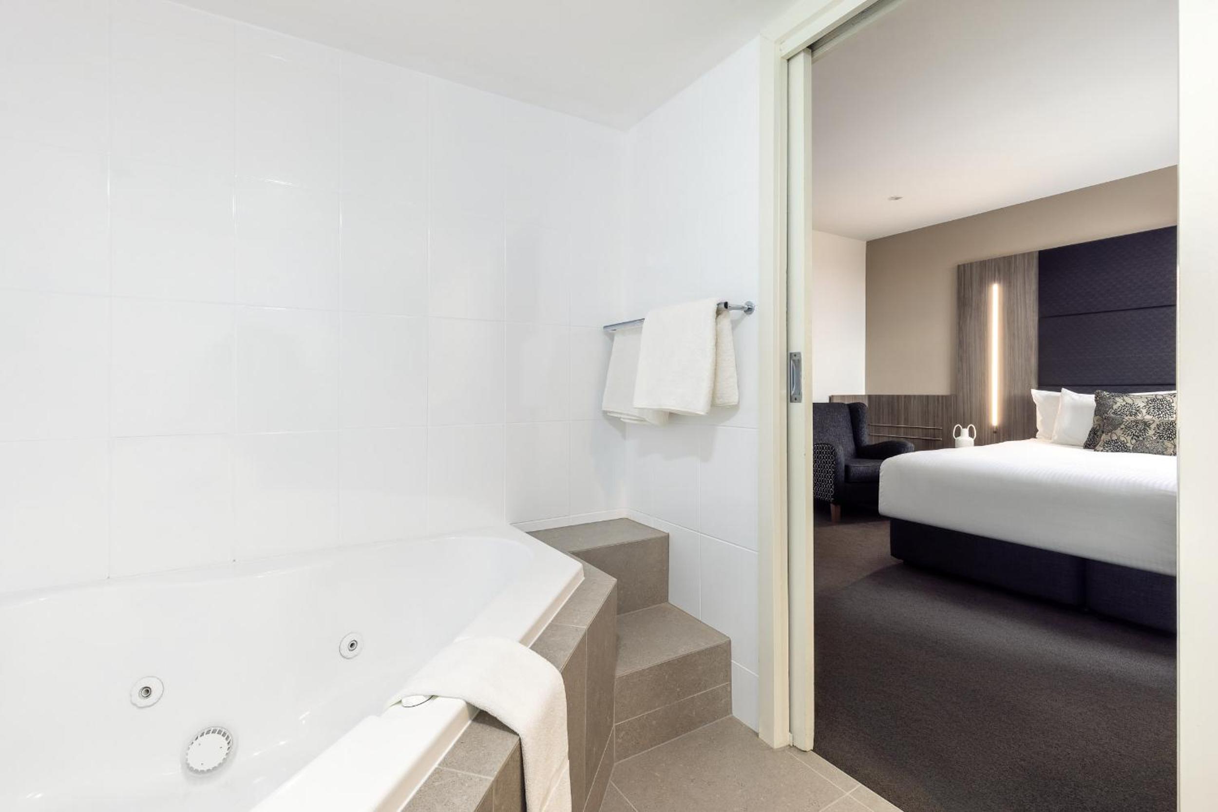 King Spa Room thumbnail 5