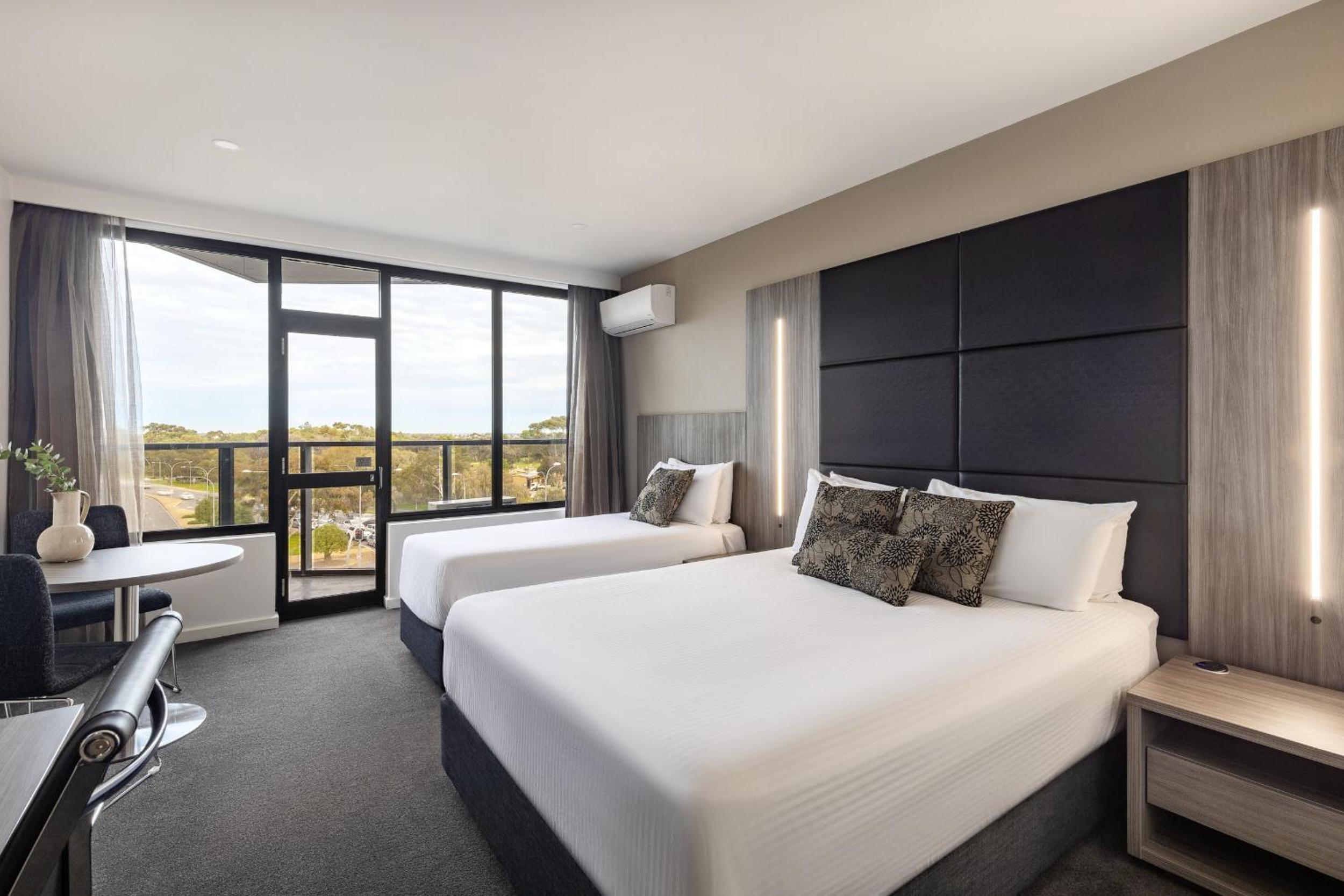 Standard Twin Room thumbnail 6