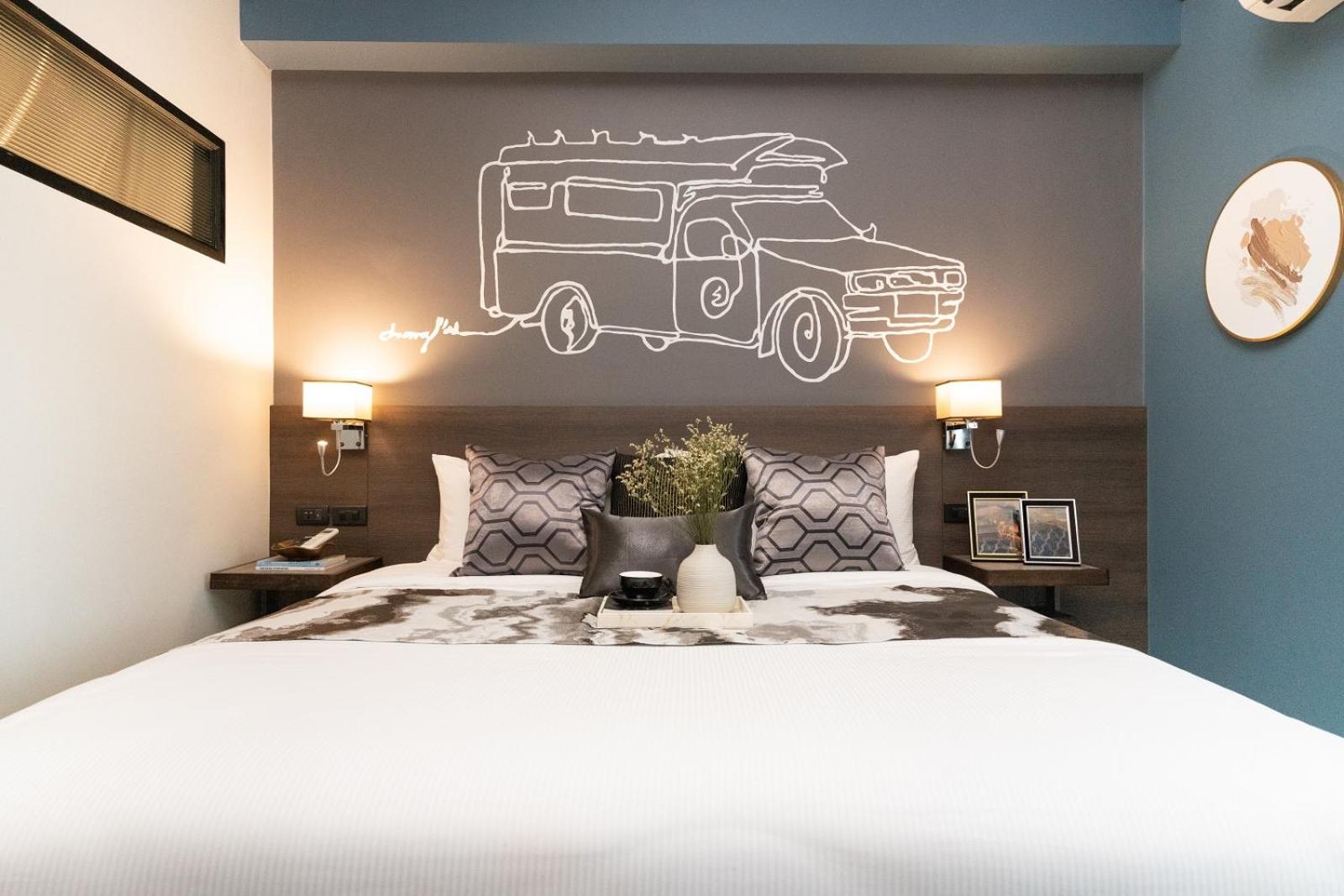 Deluxe King Room - Photo 7