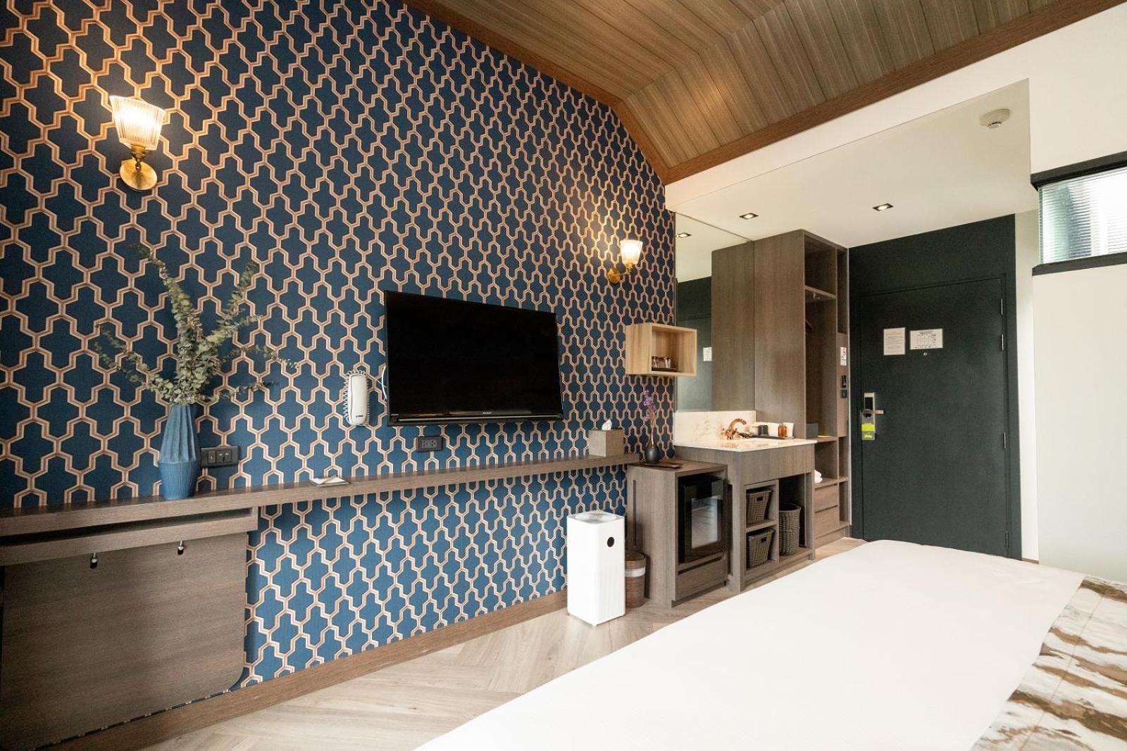 Deluxe King Room - Photo 6