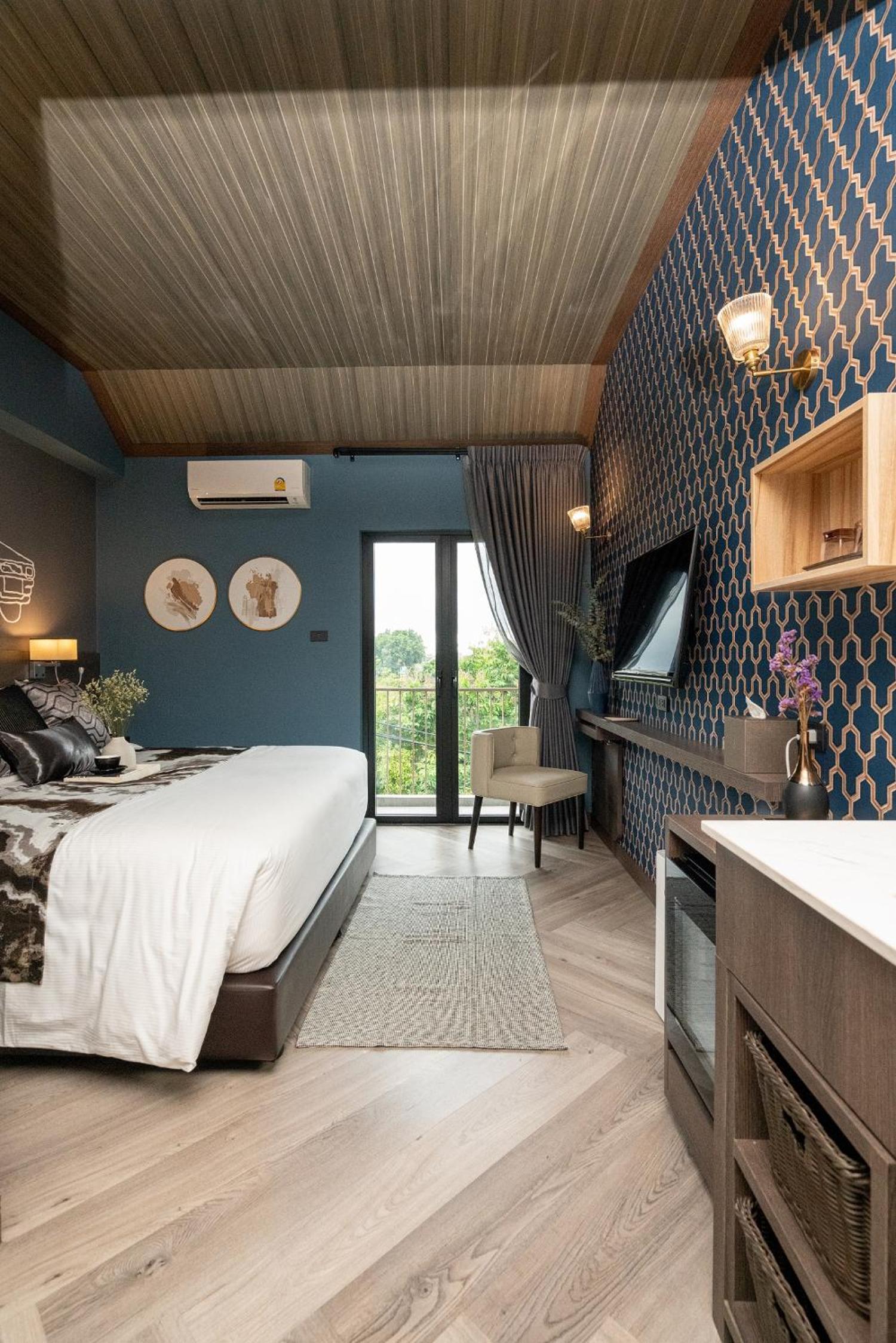 Deluxe King Room - Photo 8