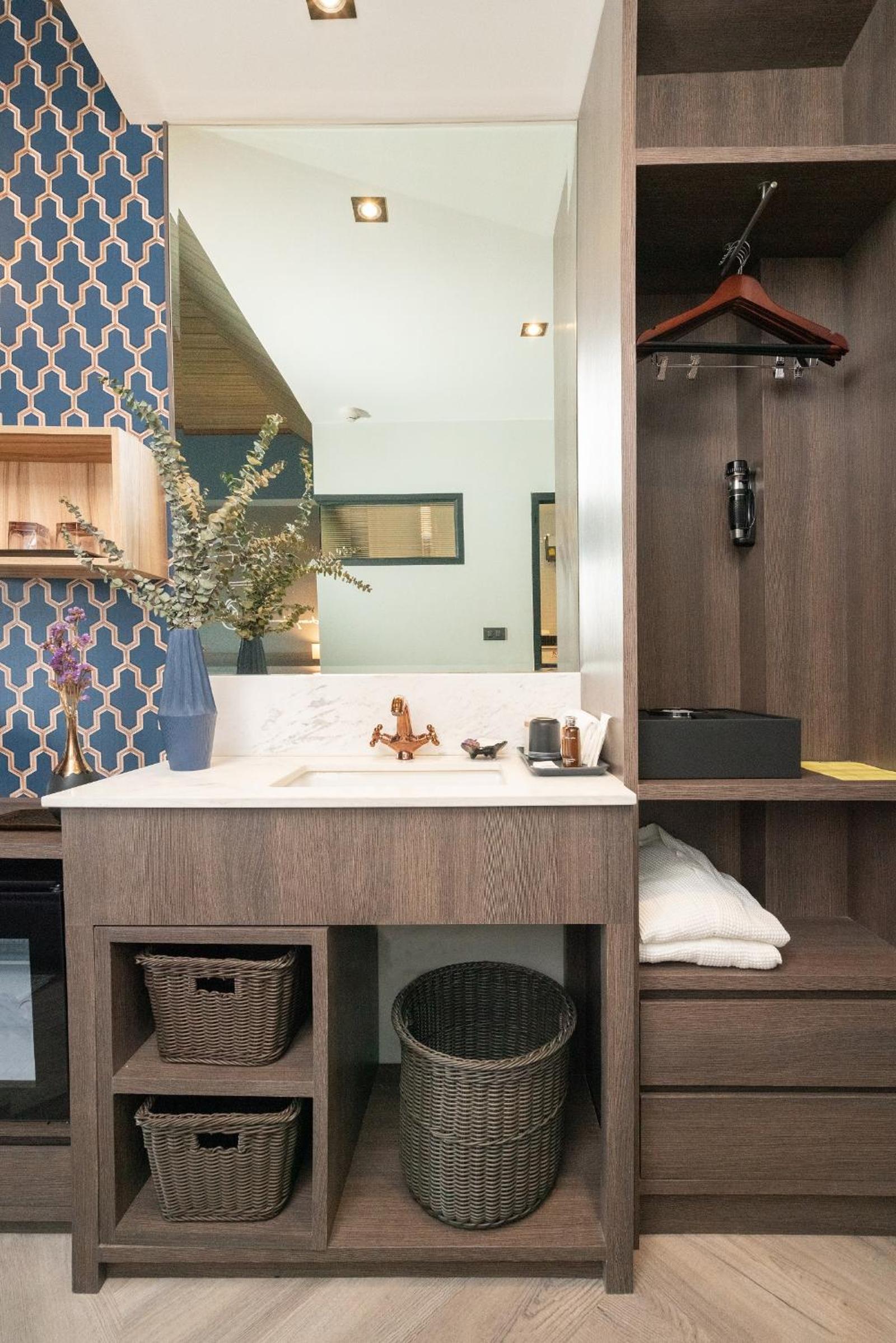 Deluxe King Room - Photo 4