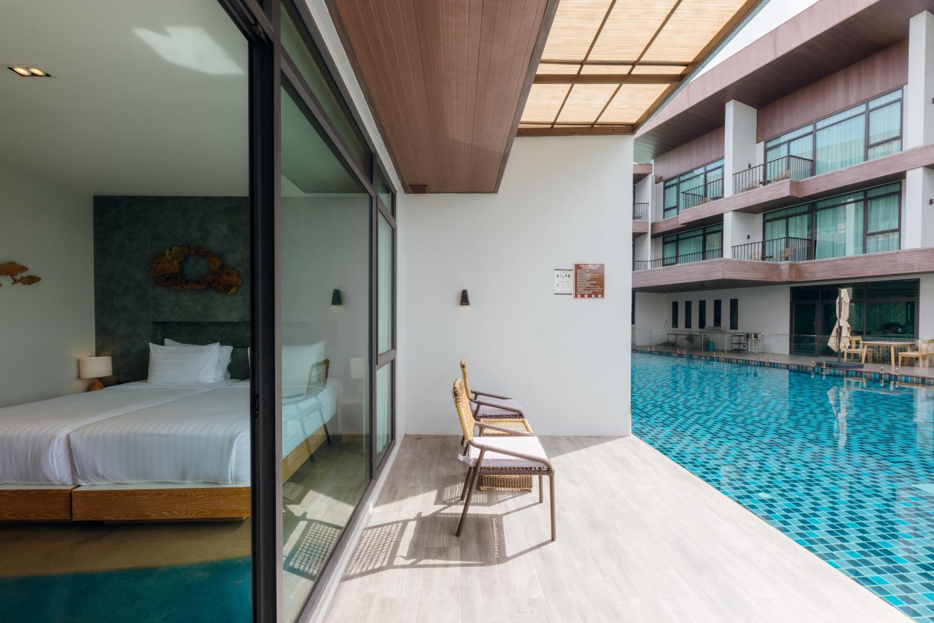 Deluxe Twin Room with Pool Access - Photo 3