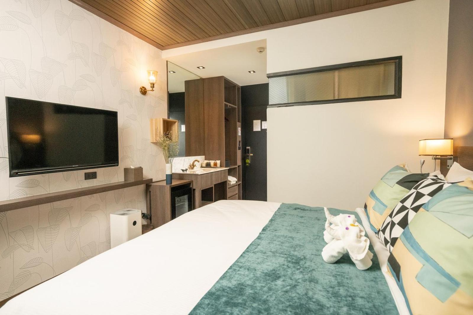 Standard King Room - Photo 8
