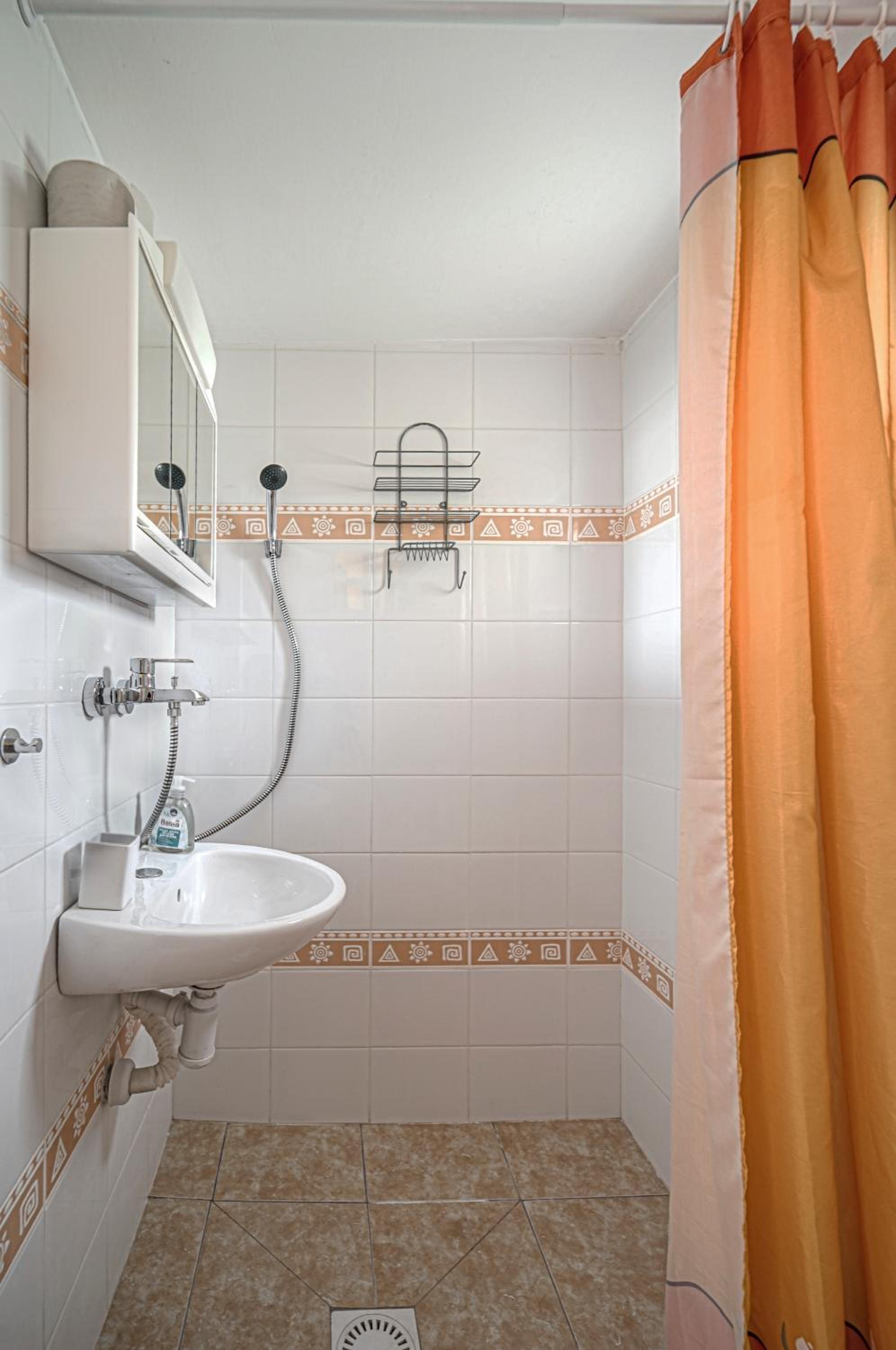 Quadruple Room - Photo 4