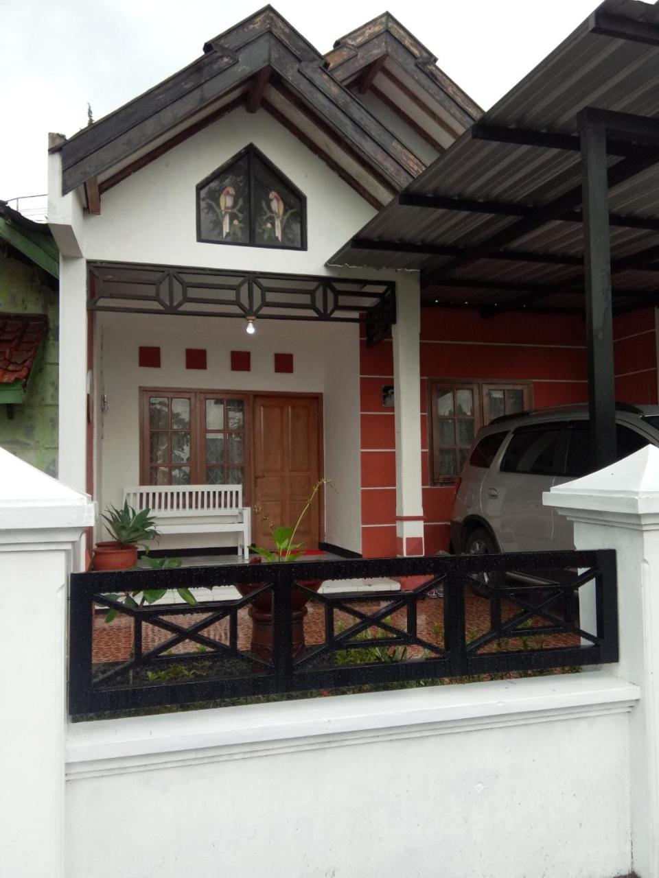 Two-Bedroom House - Photo 2