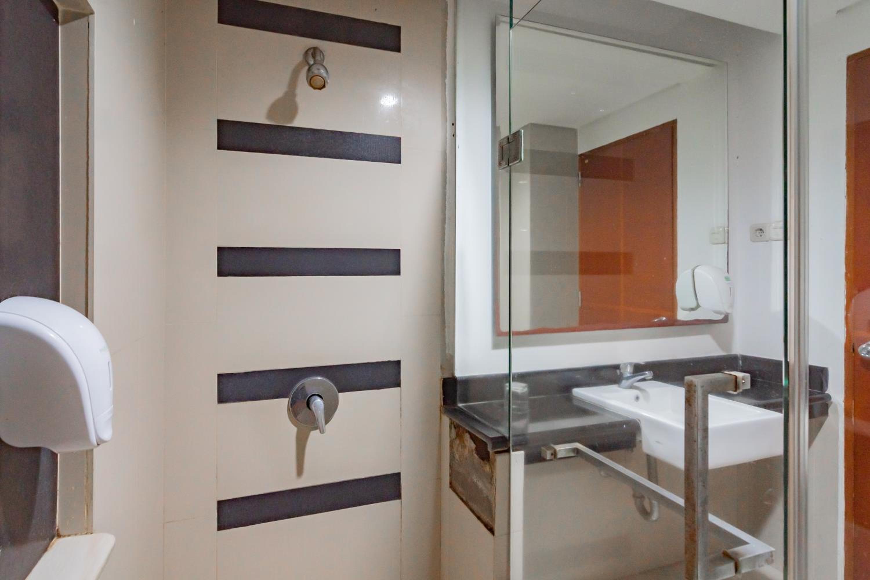 Standard Double Room - Photo 12