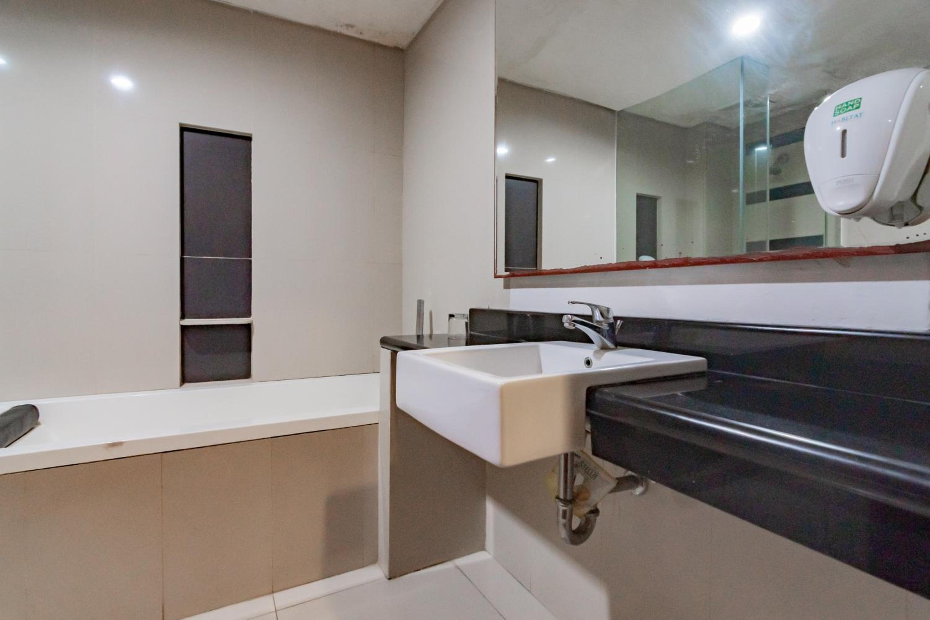 Suite - Photo 14