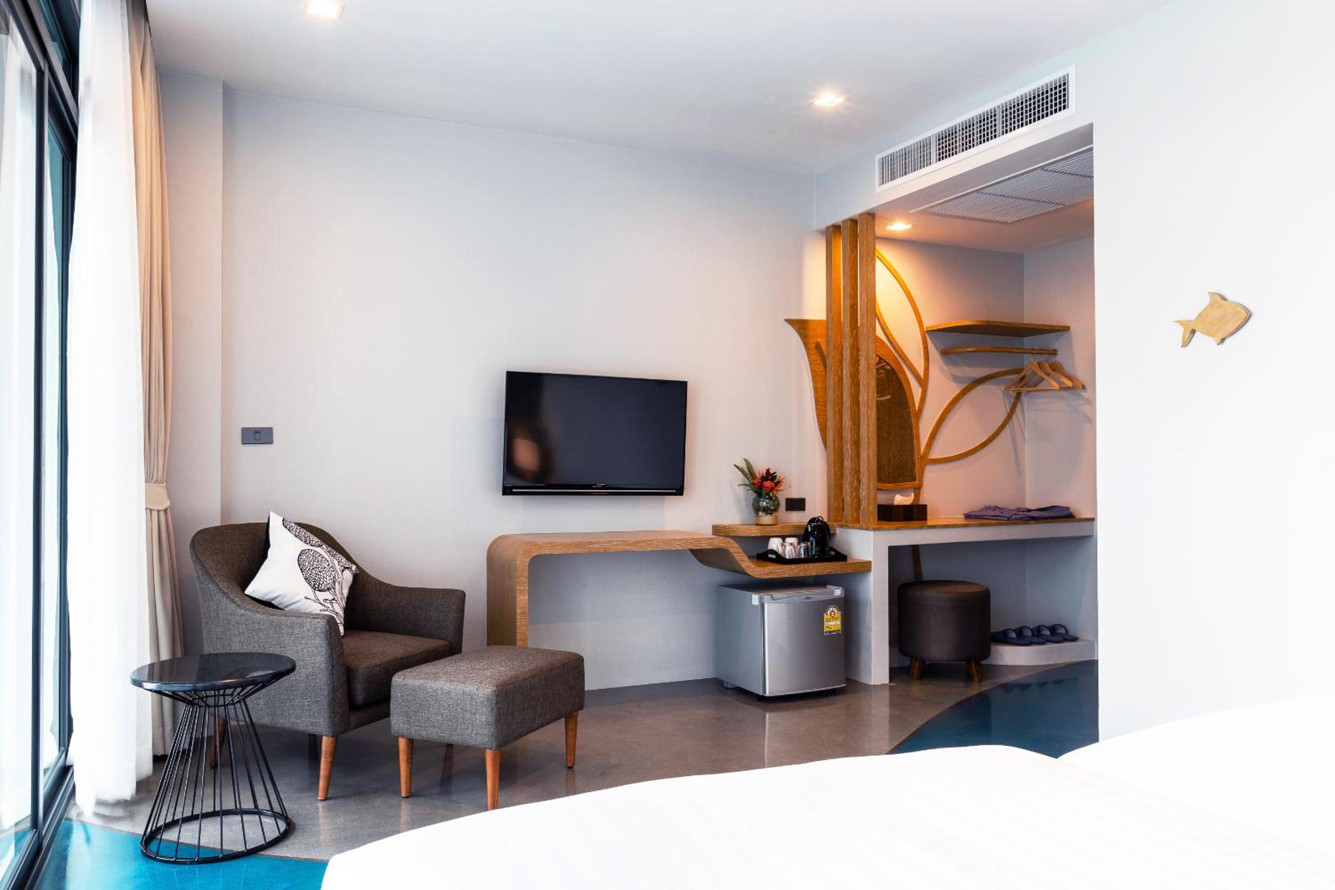 Deluxe Twin Room with Pool Access - Photo 6