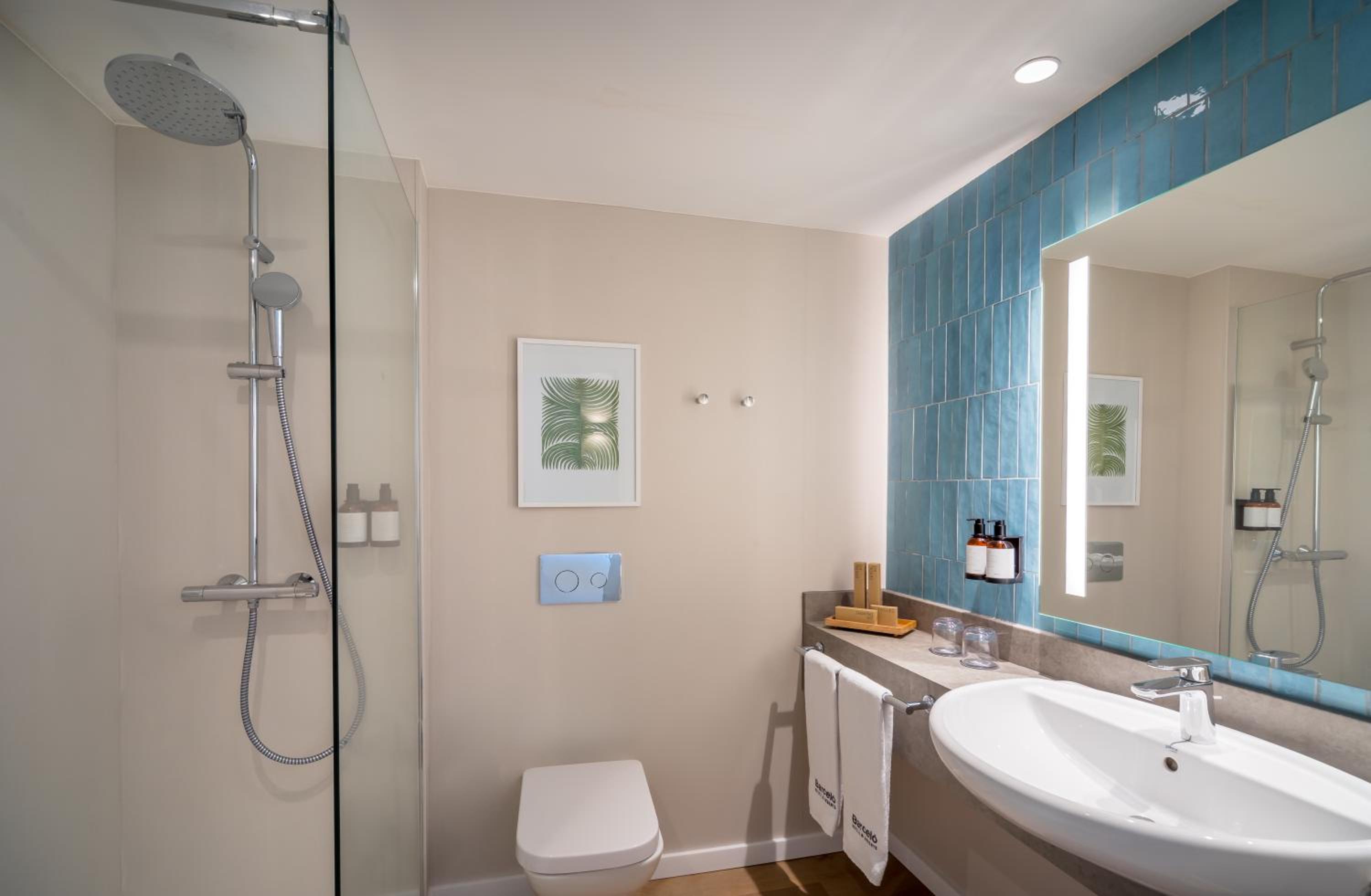 Superior Room (2 Adults + 1 Child) - Photo 3