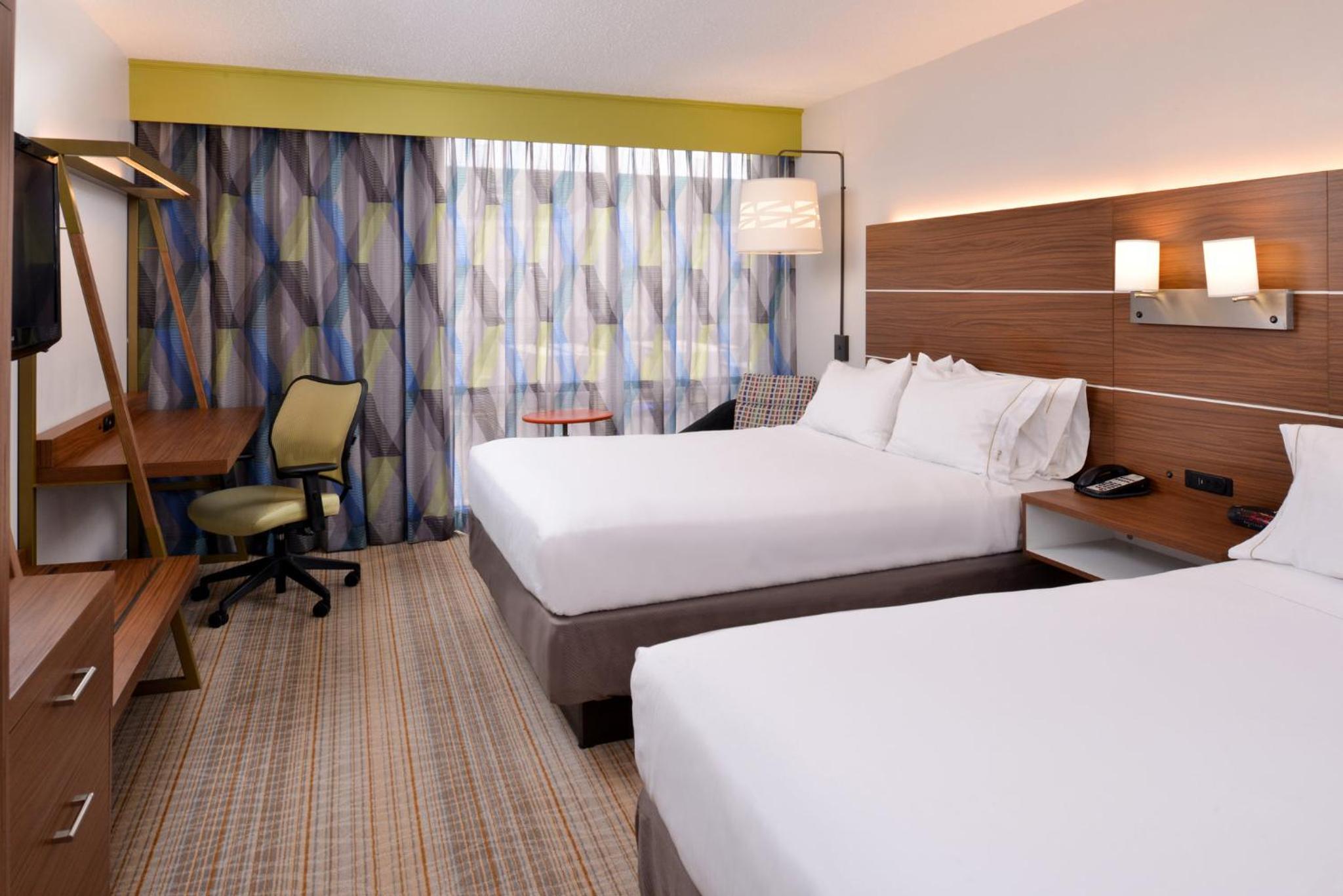 Standard Queen Room with Two Queen Beds - Photo 3