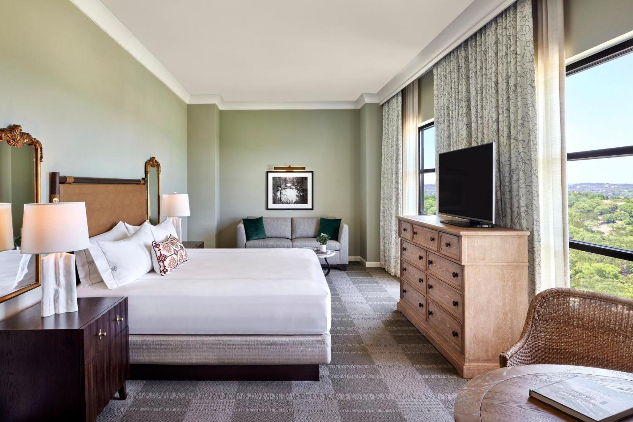 ADA Dlx Room w Roll in Shower-1 King Bed thumbnail 5